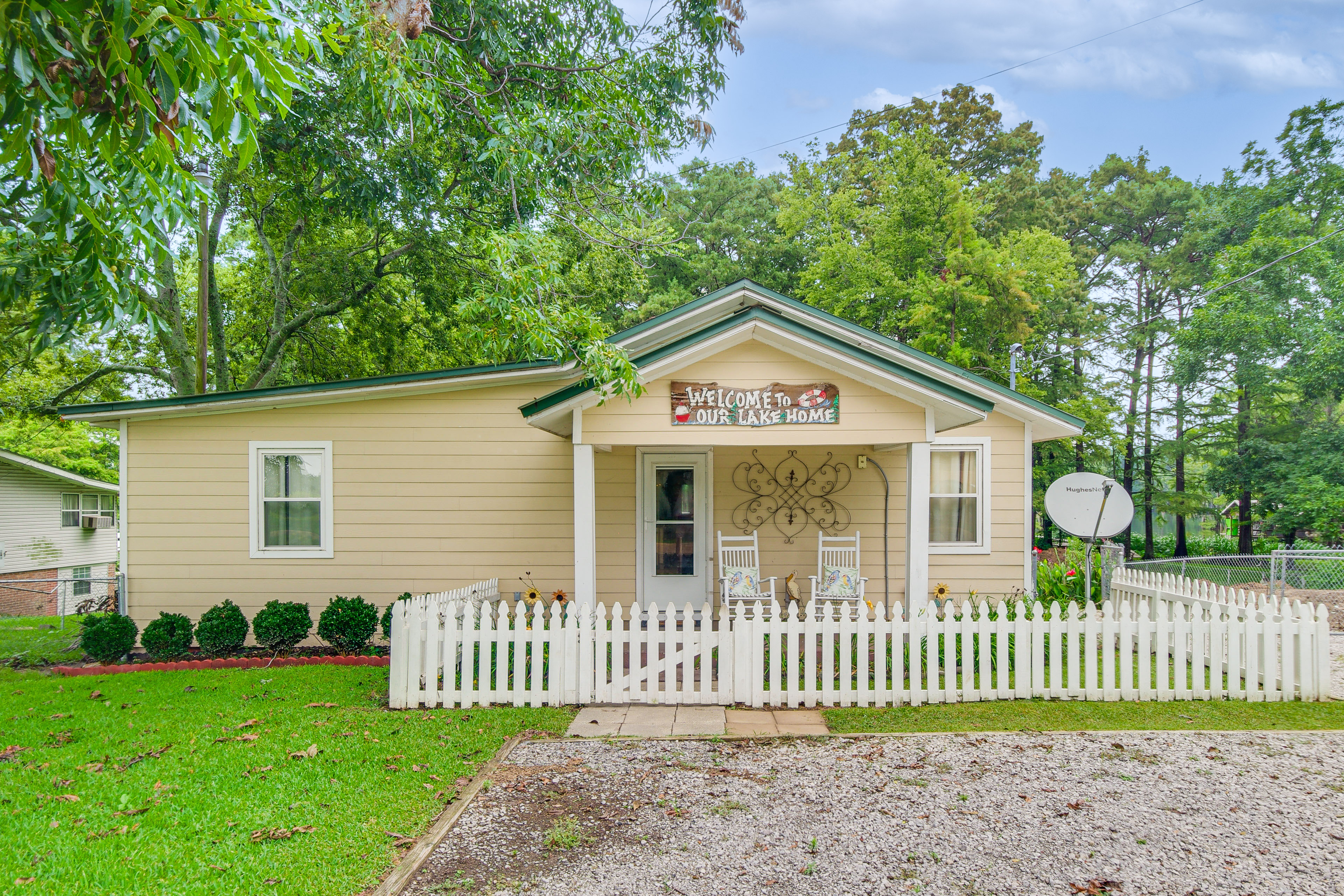 Ferriday Lakehouse w/ Private Dock, Deck, & Yard!