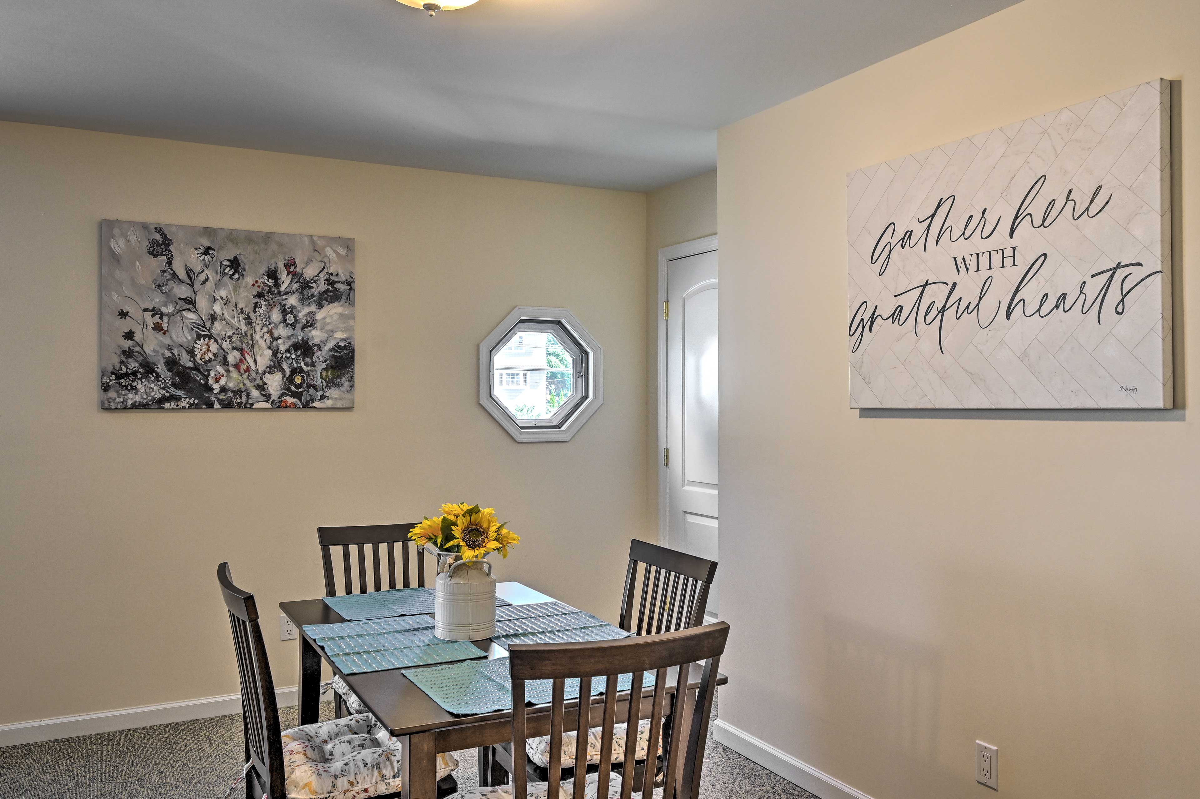 Glen Cove Home: Walk to Boardwalk + Dining!