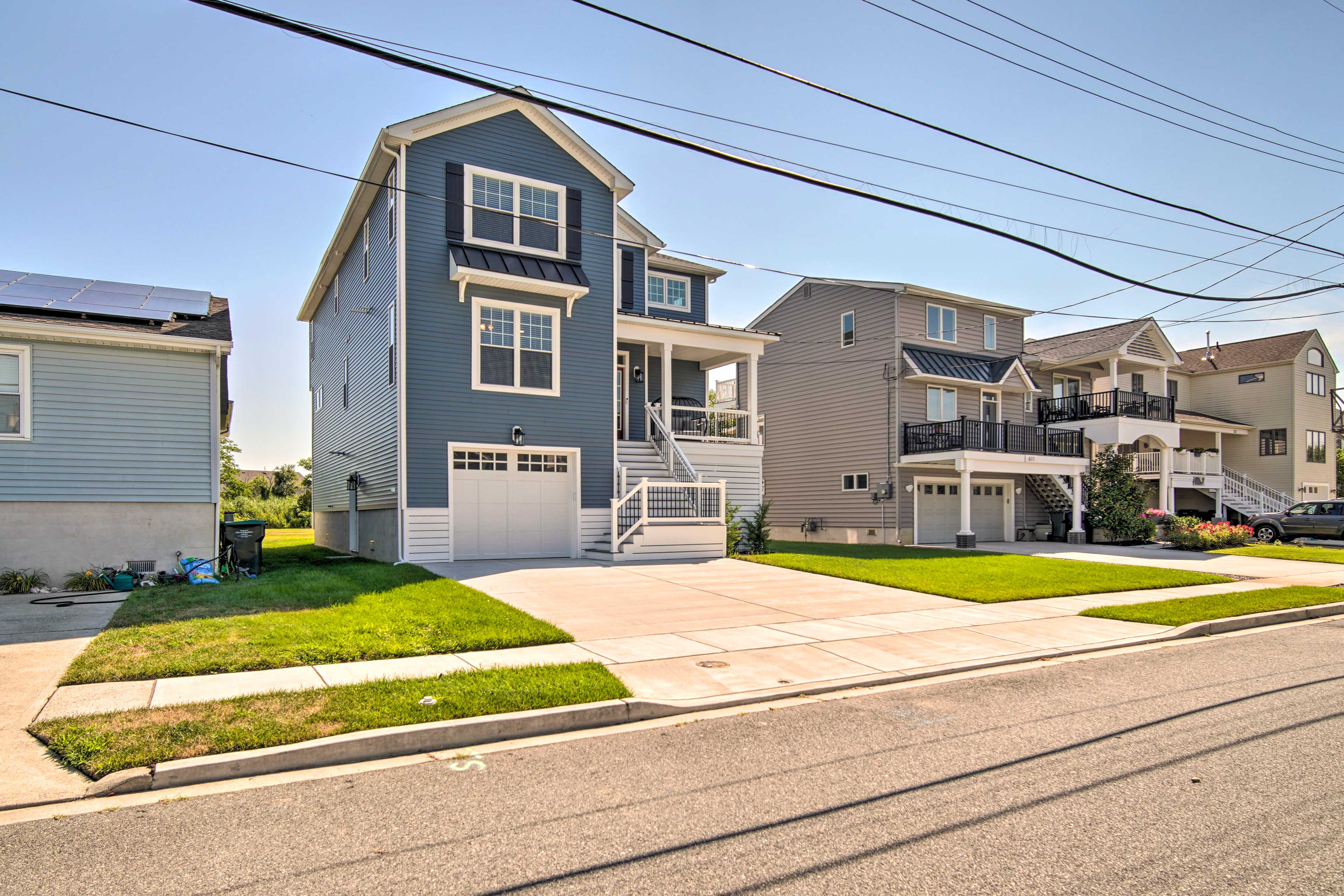 Gorgeous Newly Built Home: Golf Course View!