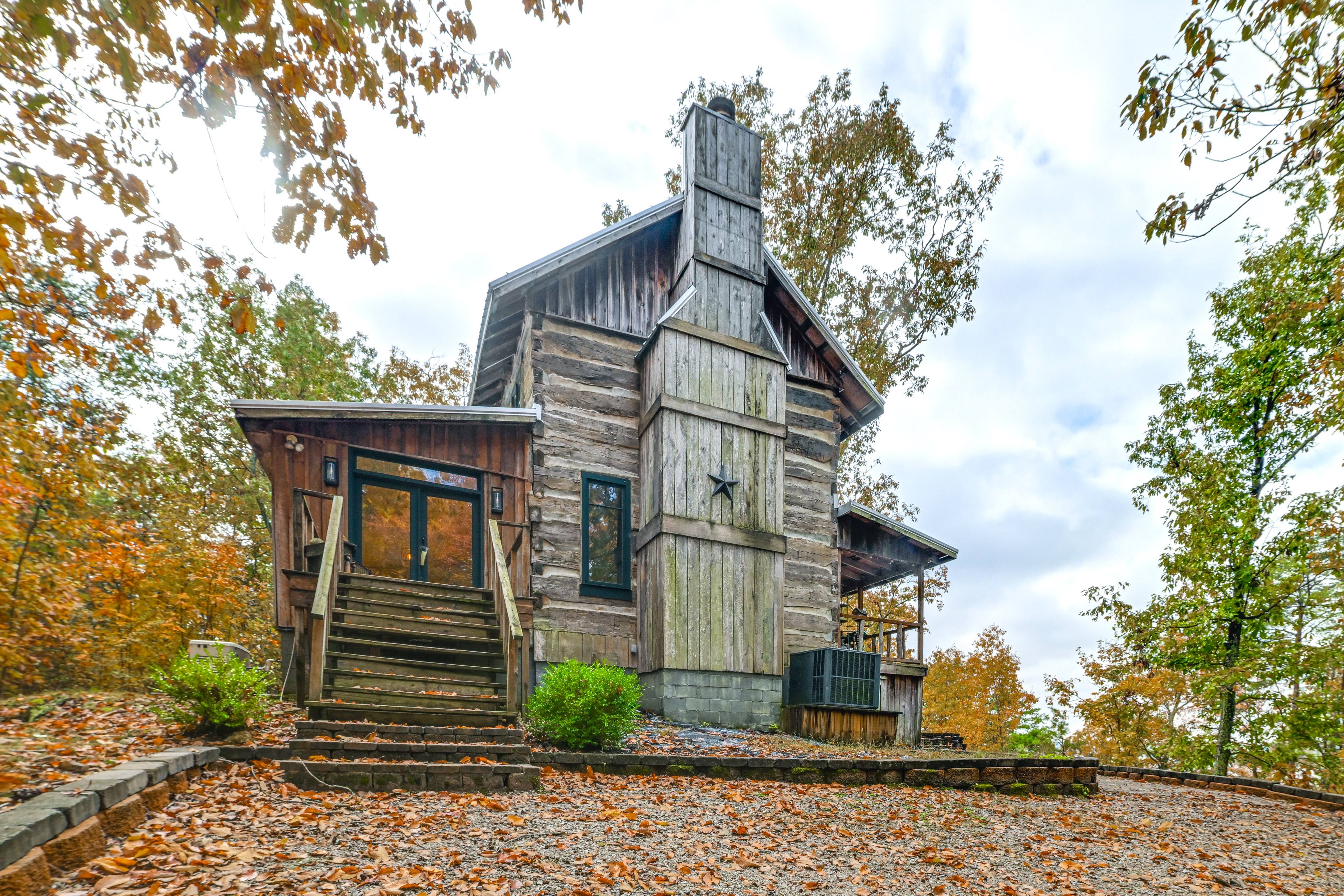 Kentucky Lake Views: Cozy Cabin in Waverly!