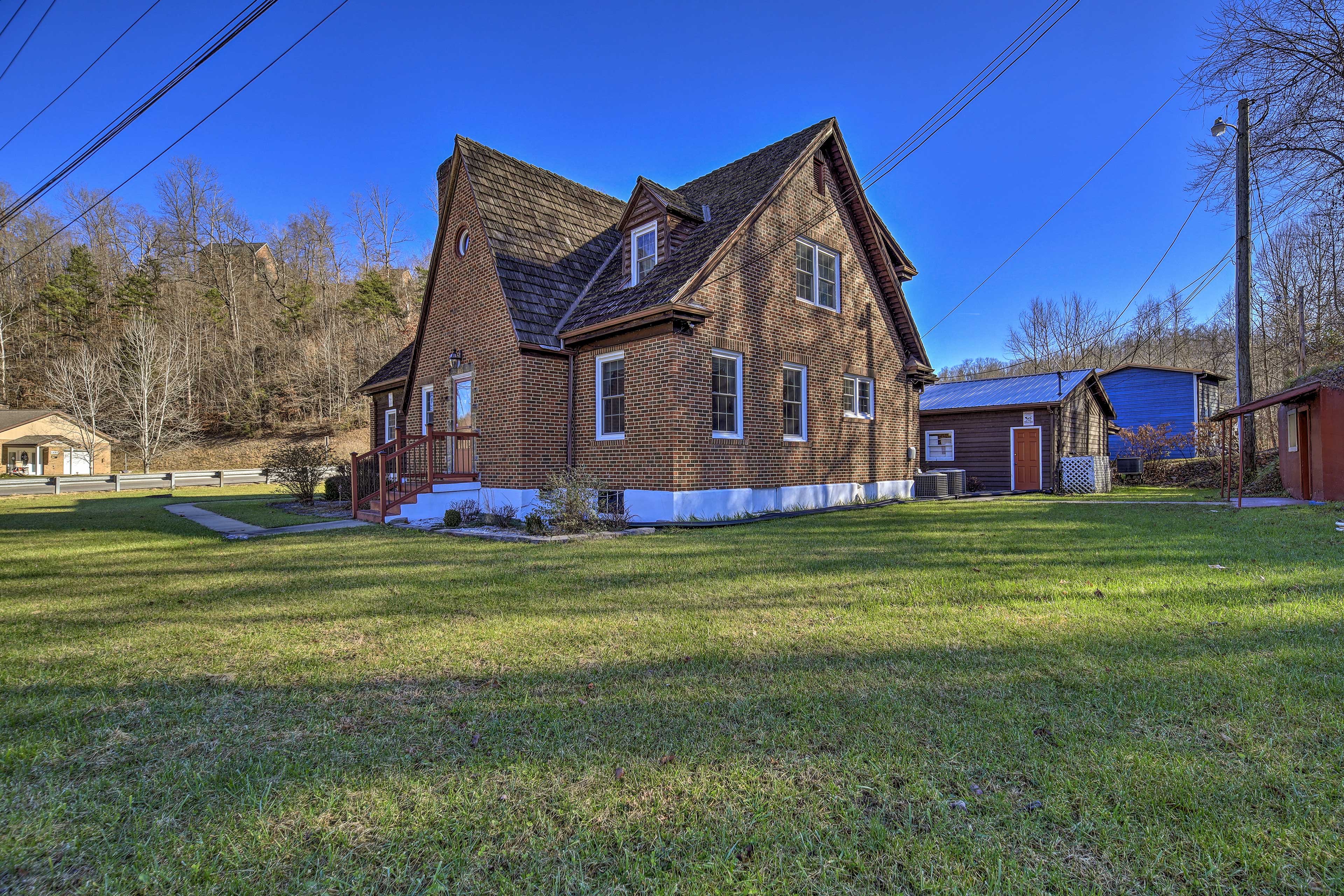 Property Image 1 - ’Homeplace’ w/ Yard - 10 Mi to Jenny Wiley!