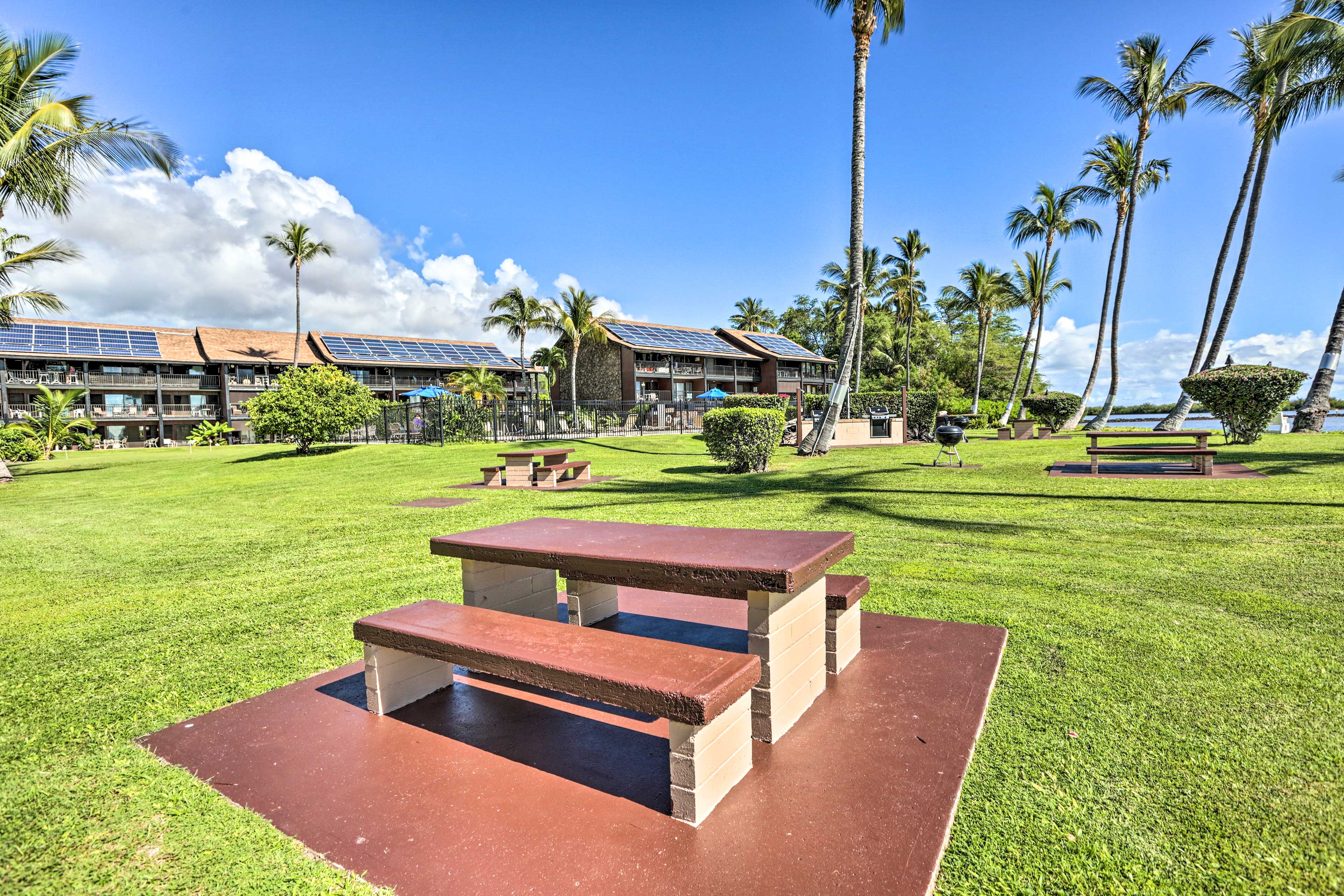 Molokai Island Loft: Lanai, Pool + Walk to Beach!