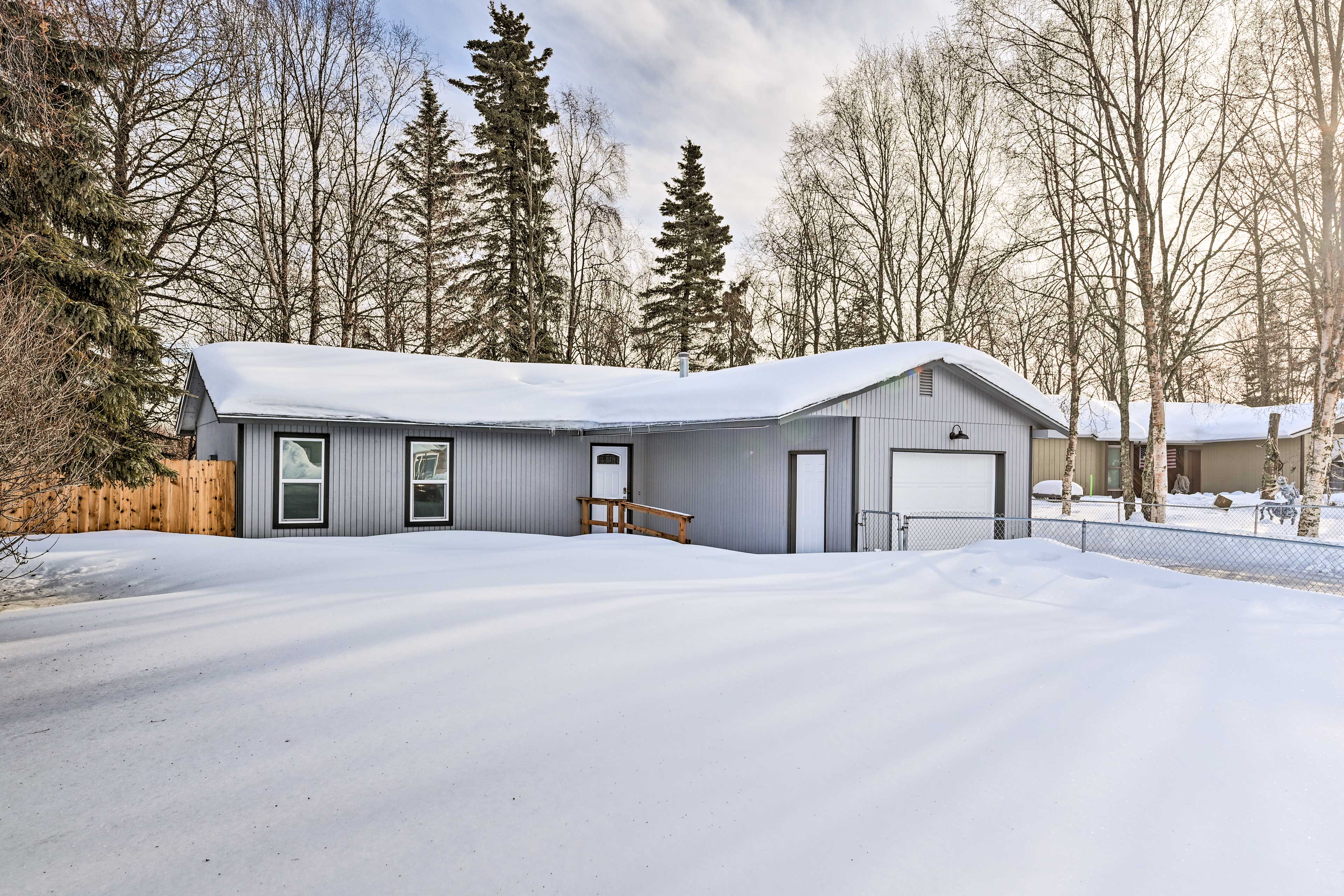 Kenai Home w/ Fireplace < 10 Mi to Big Eddy!