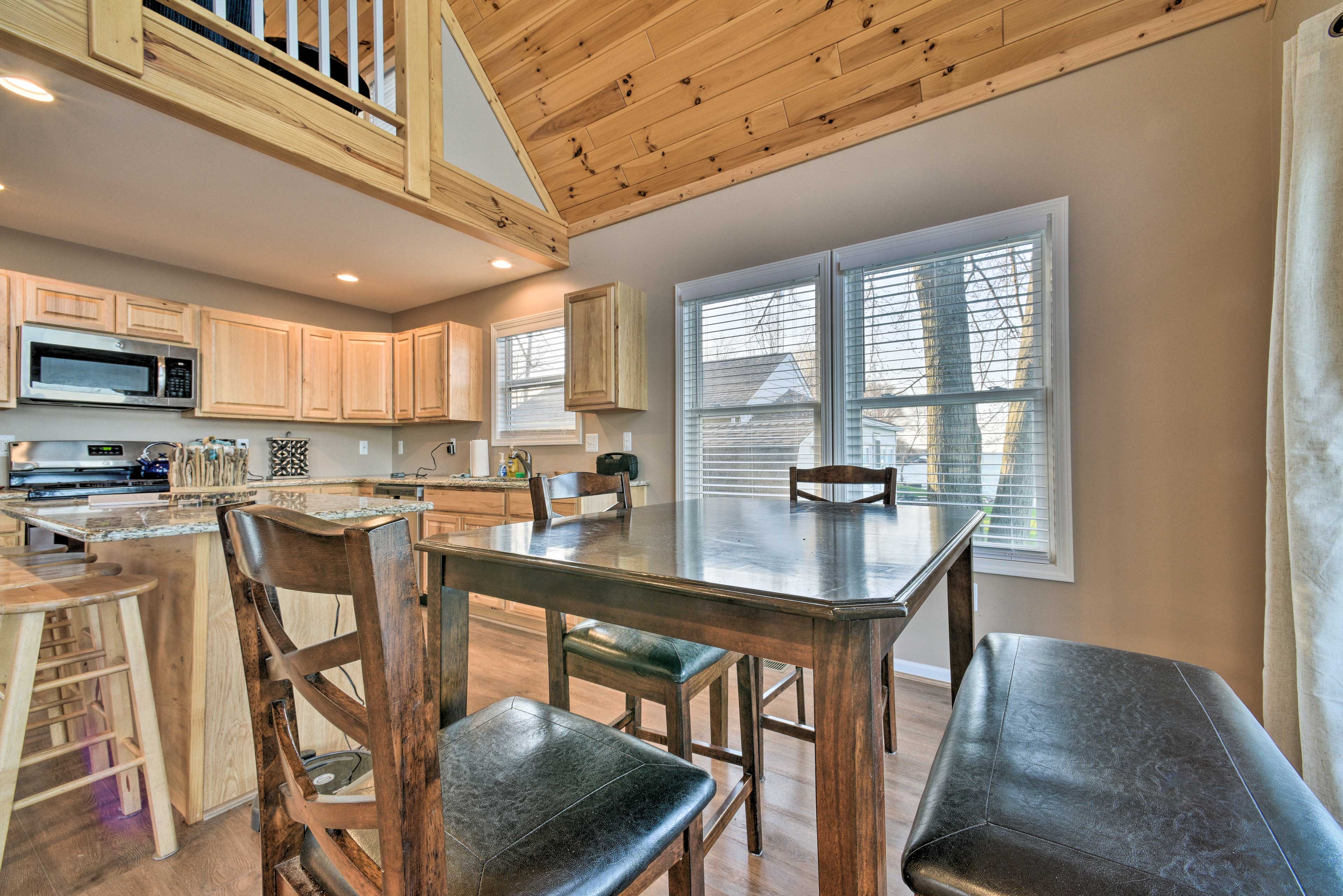 Lakefront Lexington Escape: Steps to Beach!