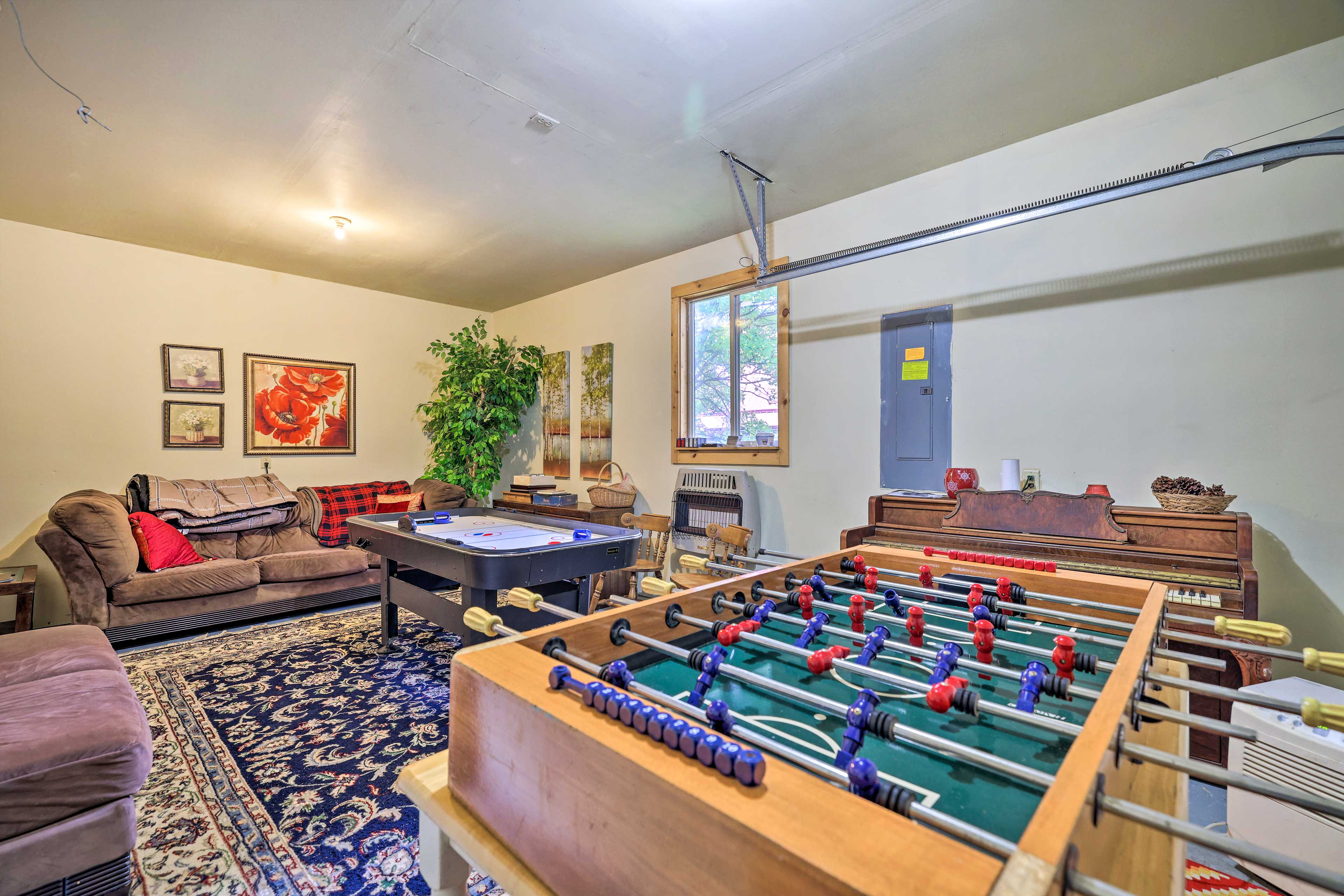 Lakefront Poconos Home w/ Game Room & Kayaks!