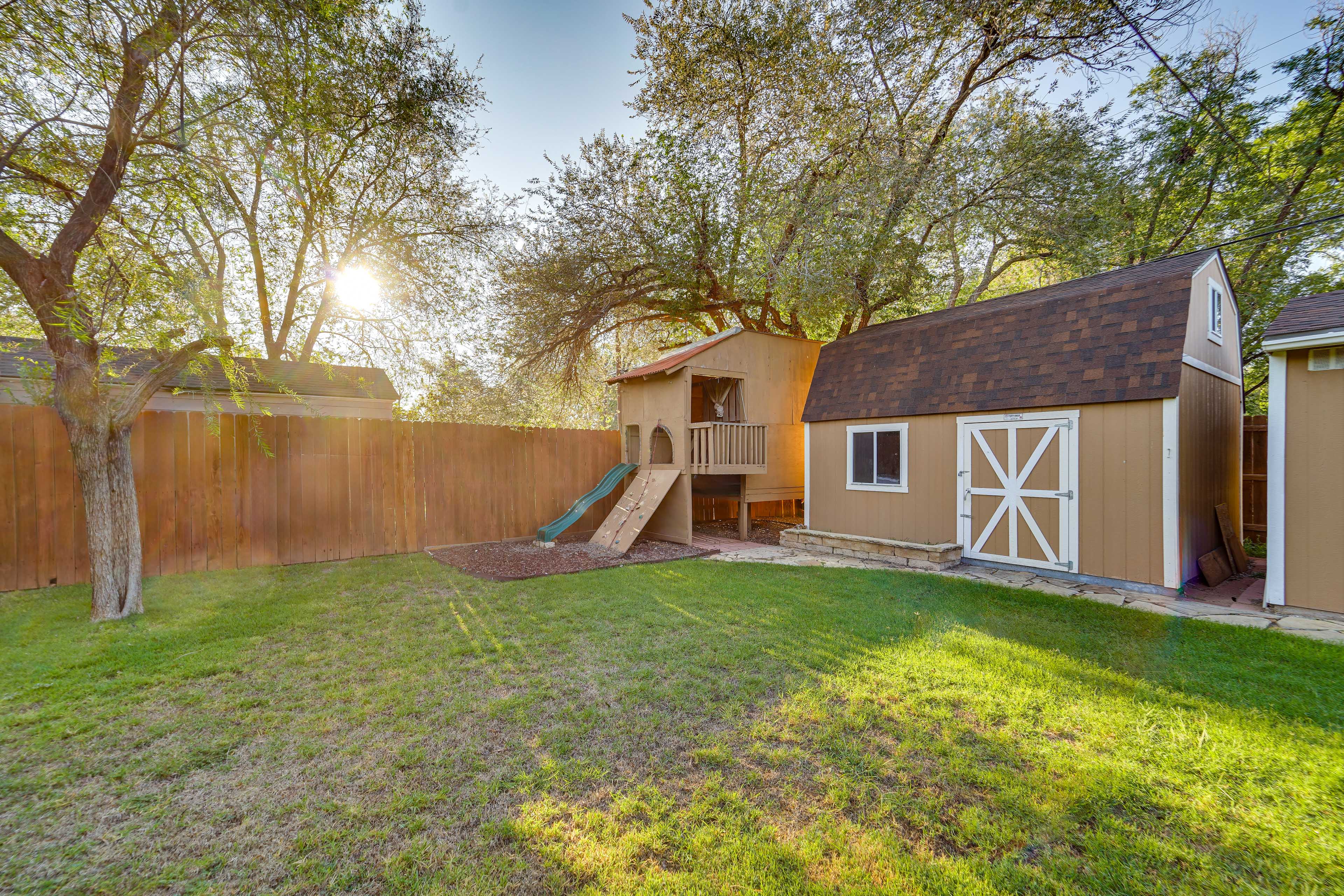 Lovely Lubbock Home w/ Furnished Deck & Grill