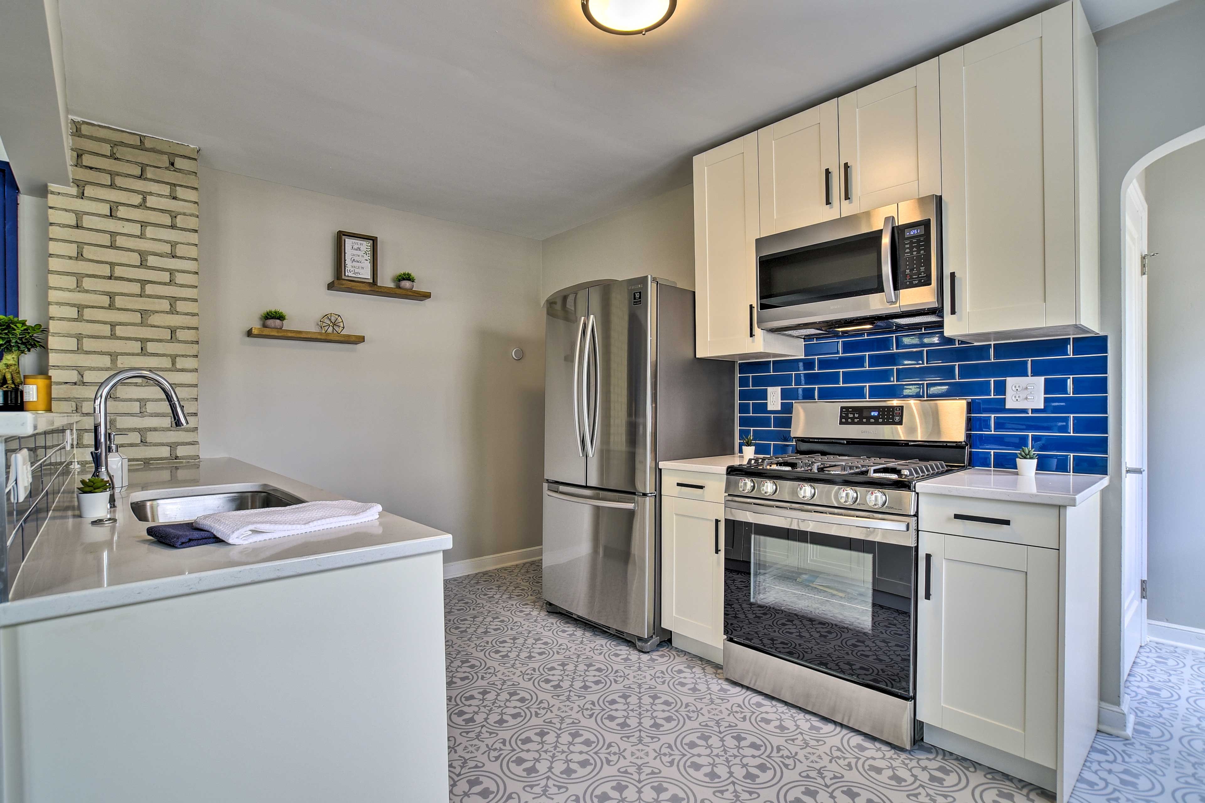 Mpls Duplex w/ WiFi & Kitchen: 5 Mi to Dtwn!