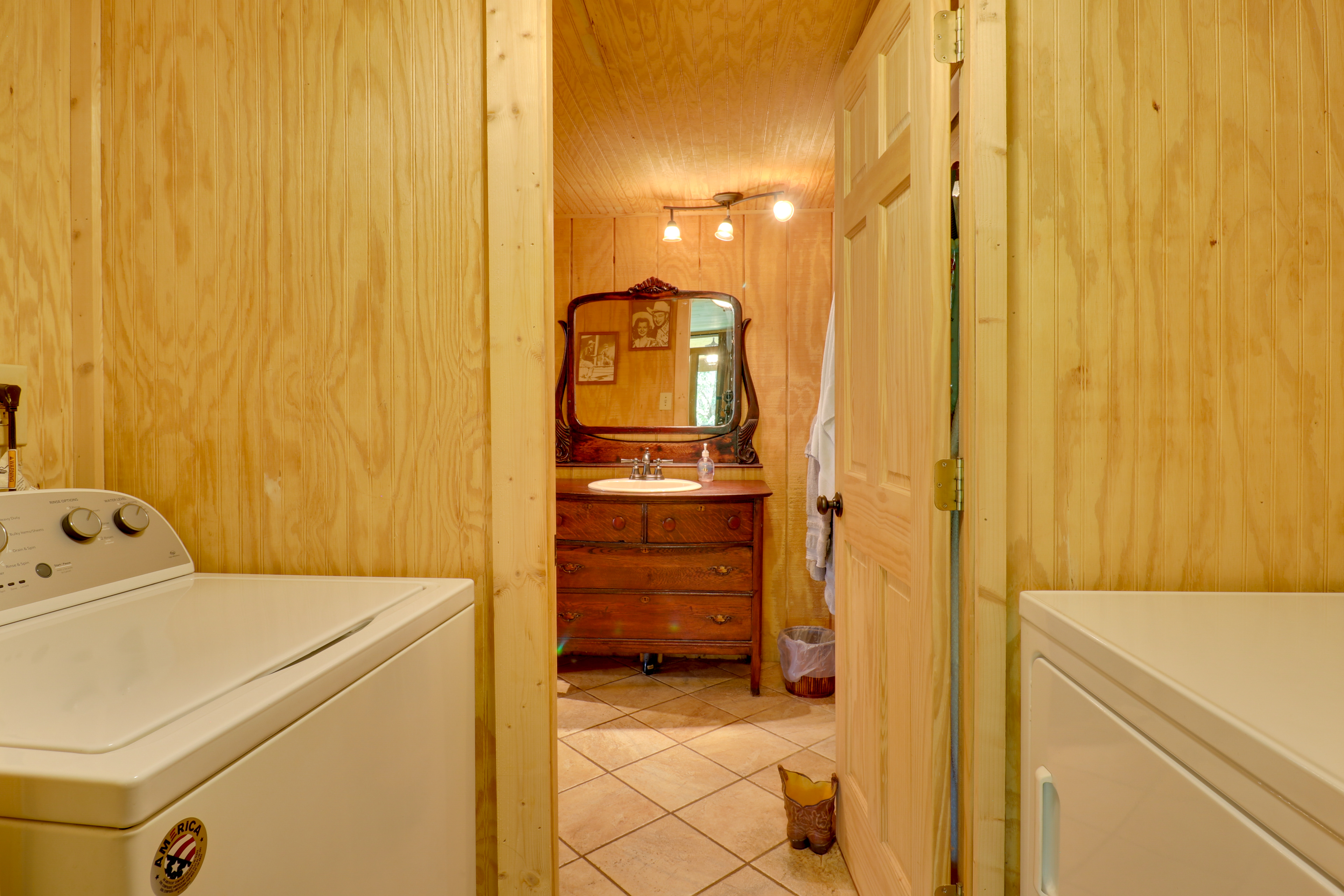 Mtn-View Warne Cabin: Hot Tub, Wine Cabinet!