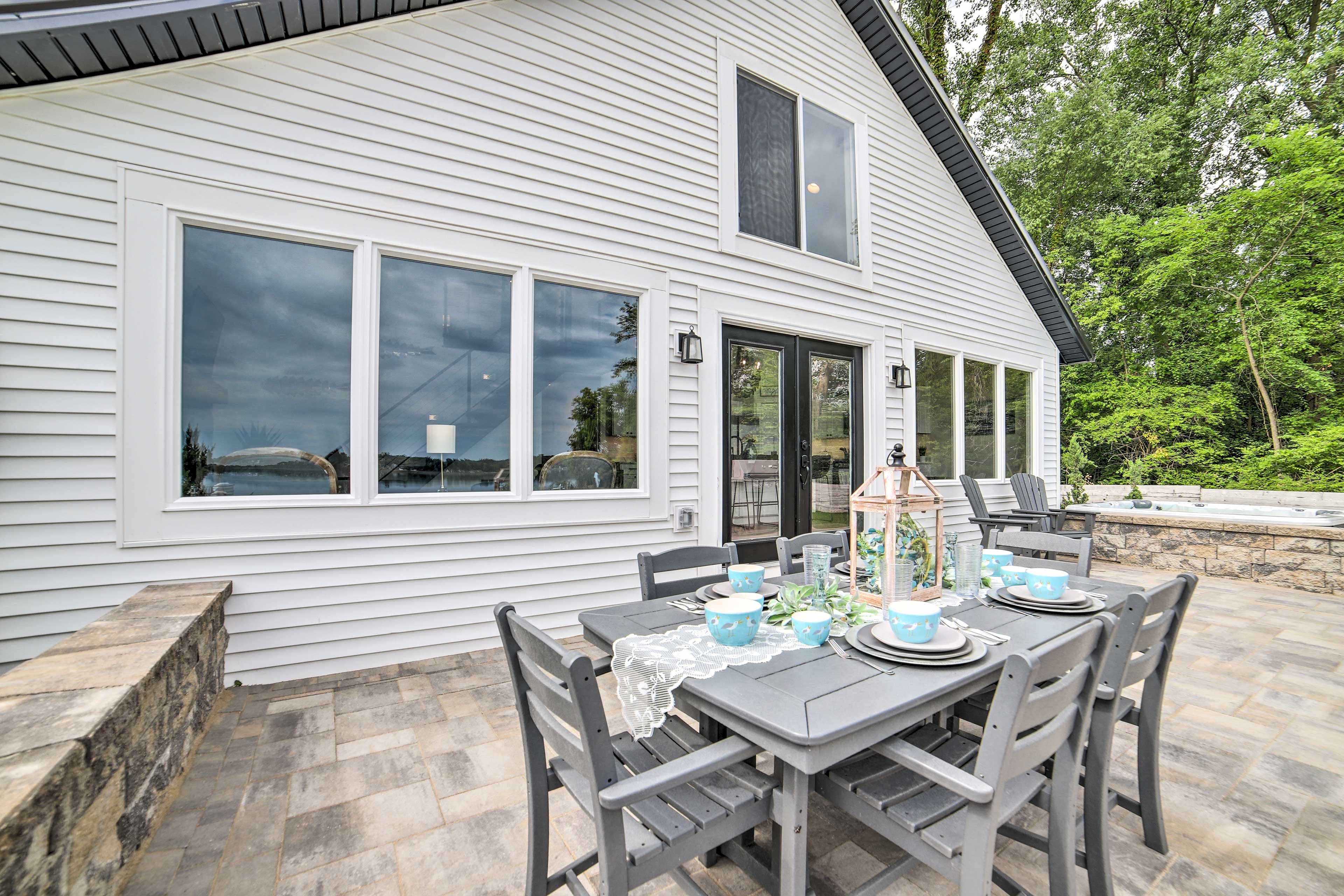 Newly Built Gilletts Lake Gem: Dock & Hot Tub