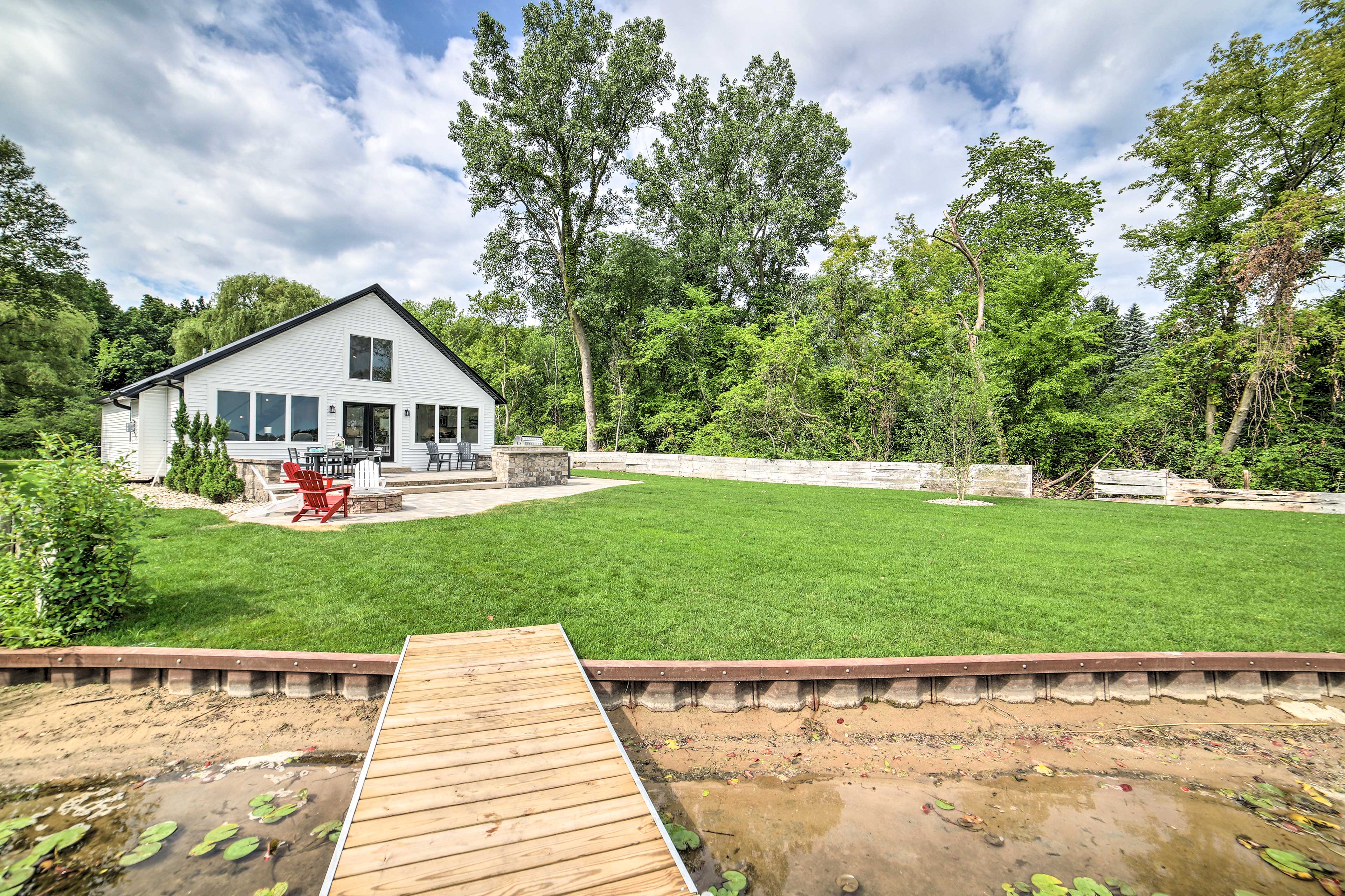 Property Image 1 - Newly Built Gilletts Lake Gem: Dock & Hot Tub