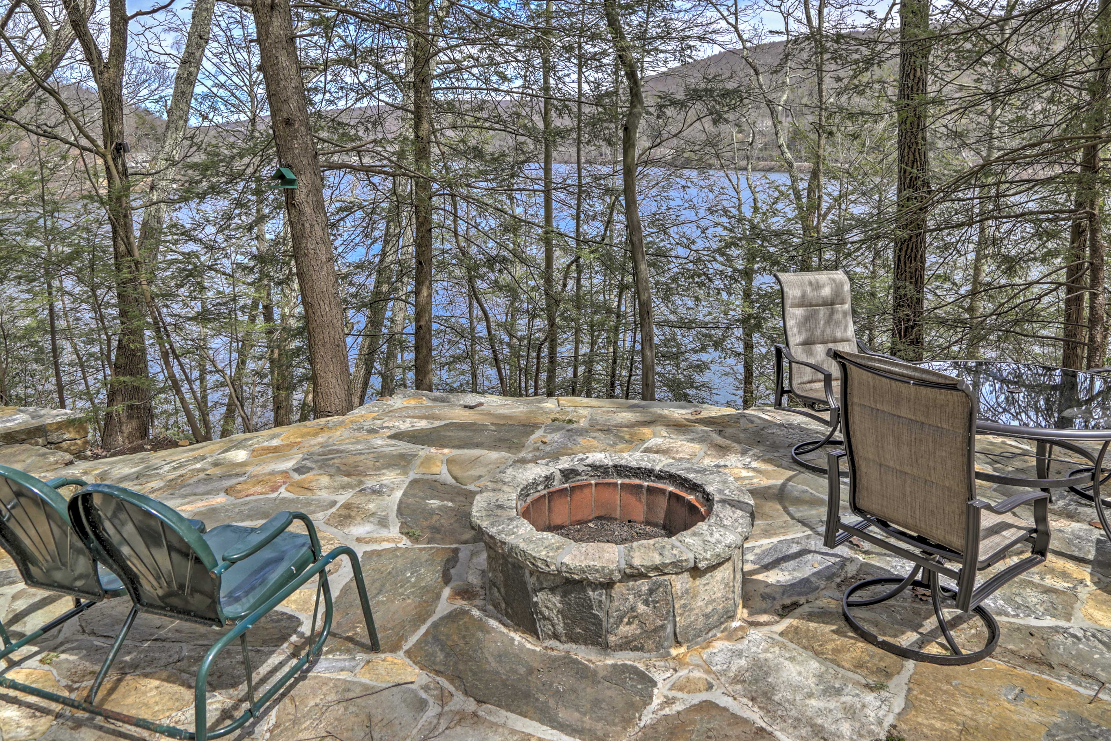 Dainty New Preston Cottage w/ Dock & Lake Views!