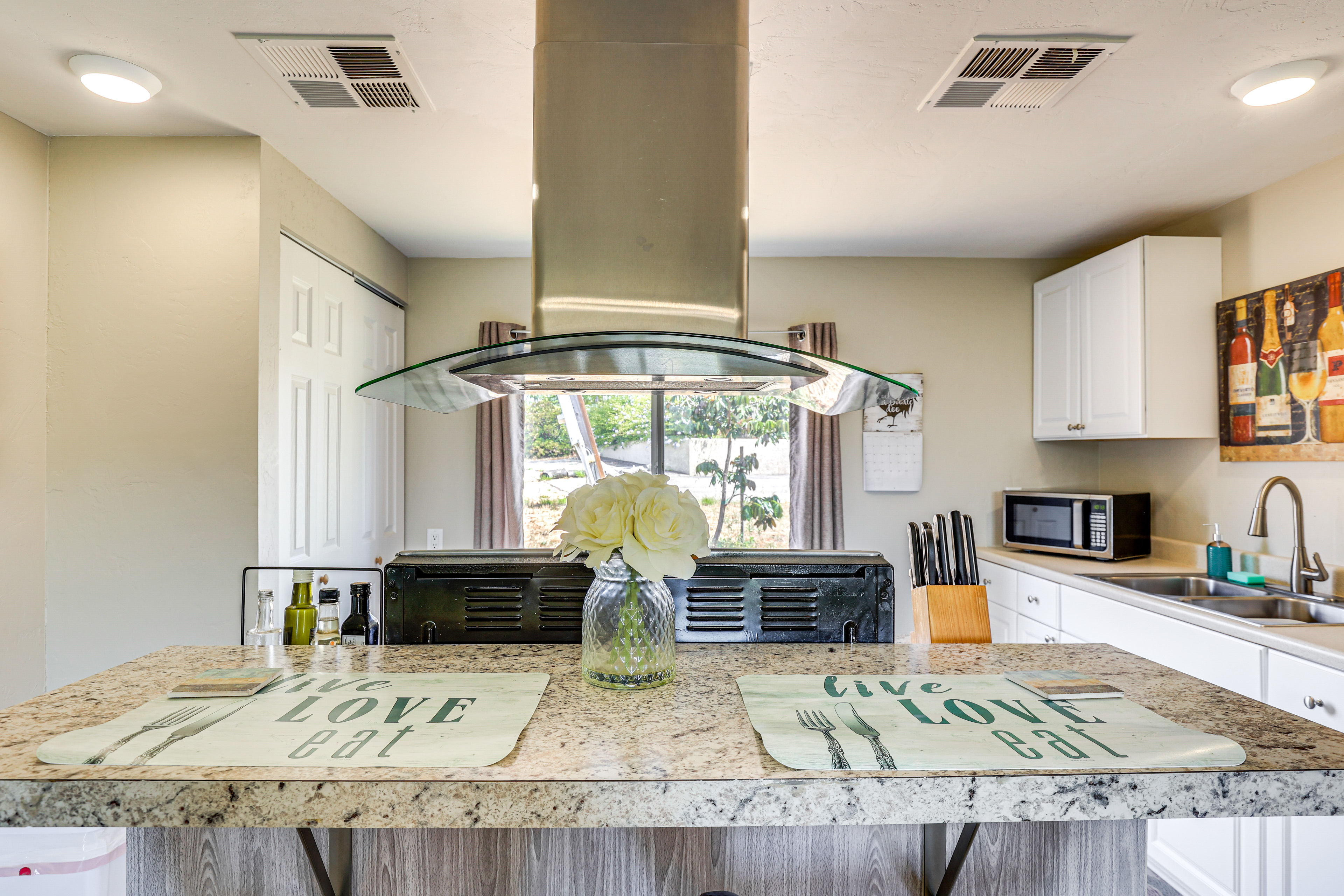 Escondido Vineyard Estate: Walk to Wineries!