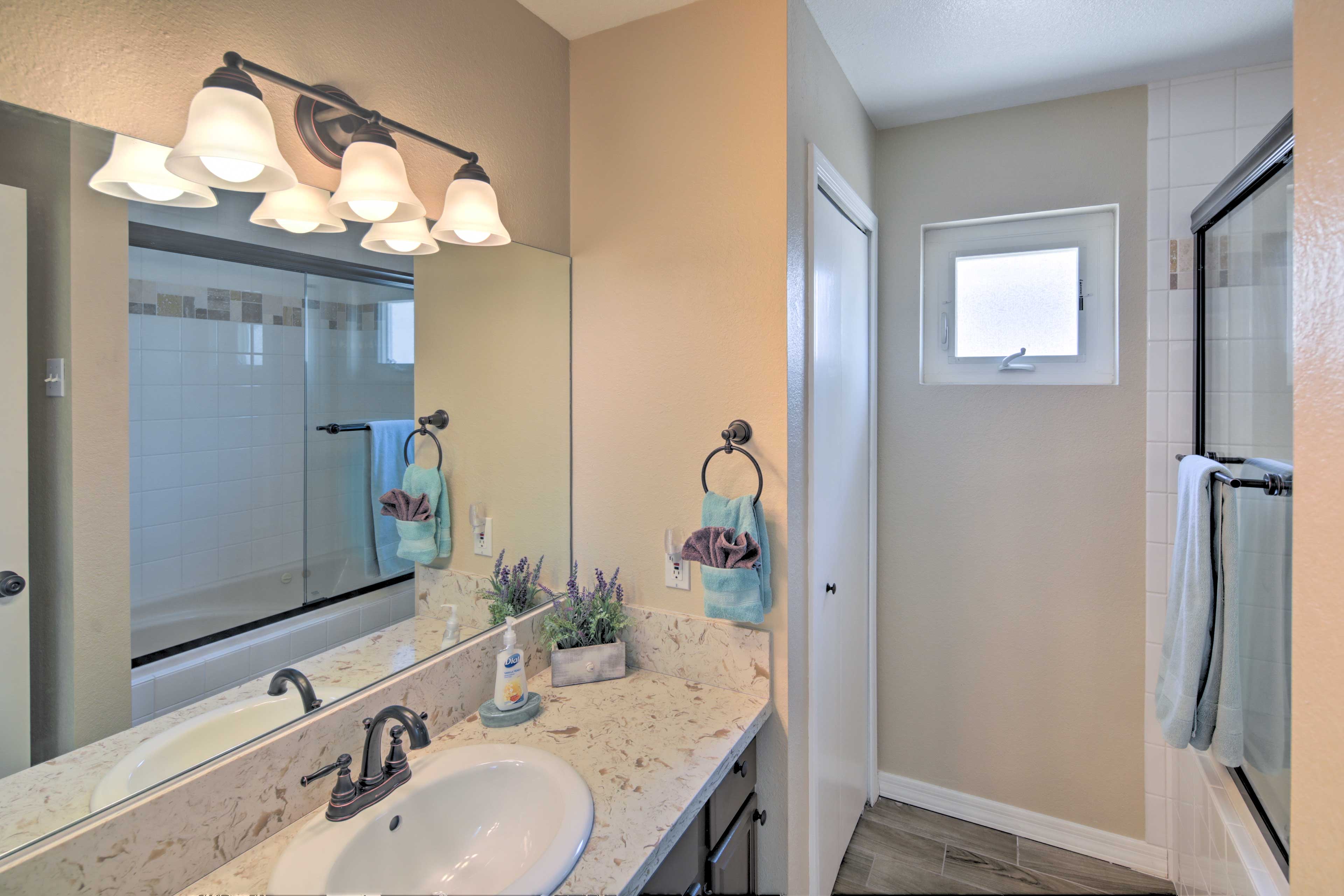 < 3 Mi to Lake Havasu: Home w/ Patio & Grill!