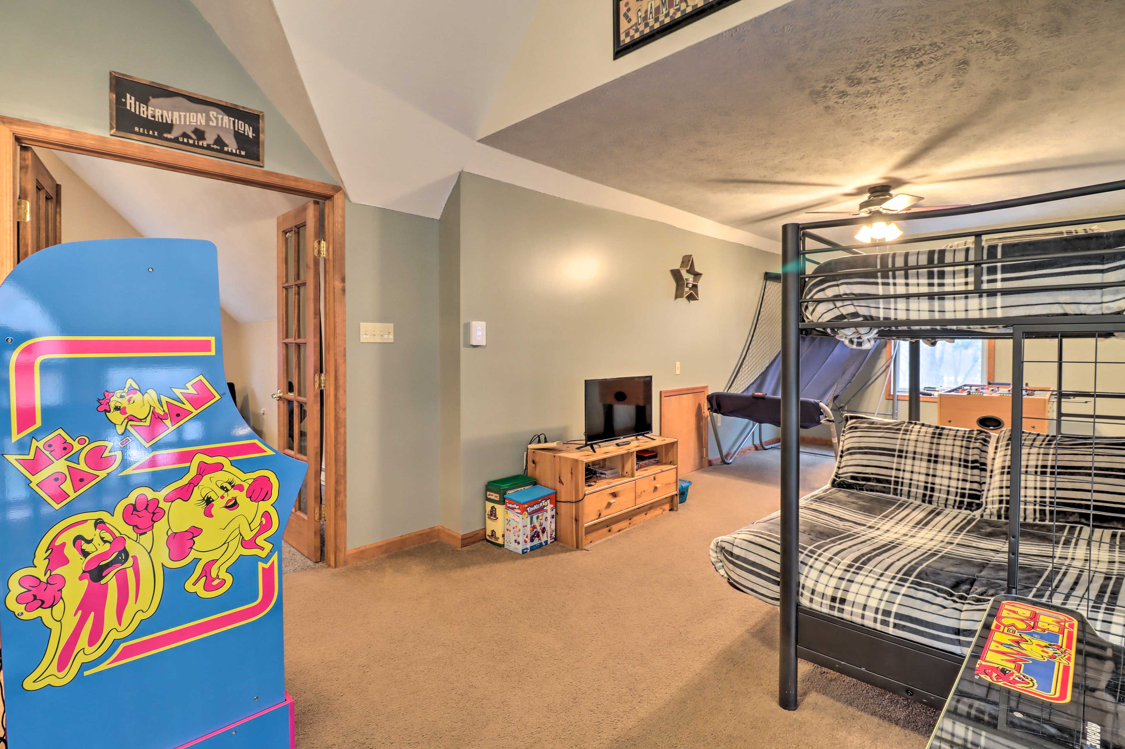 Near Lake & Hiking: Pocono Home w/ Hot Tub