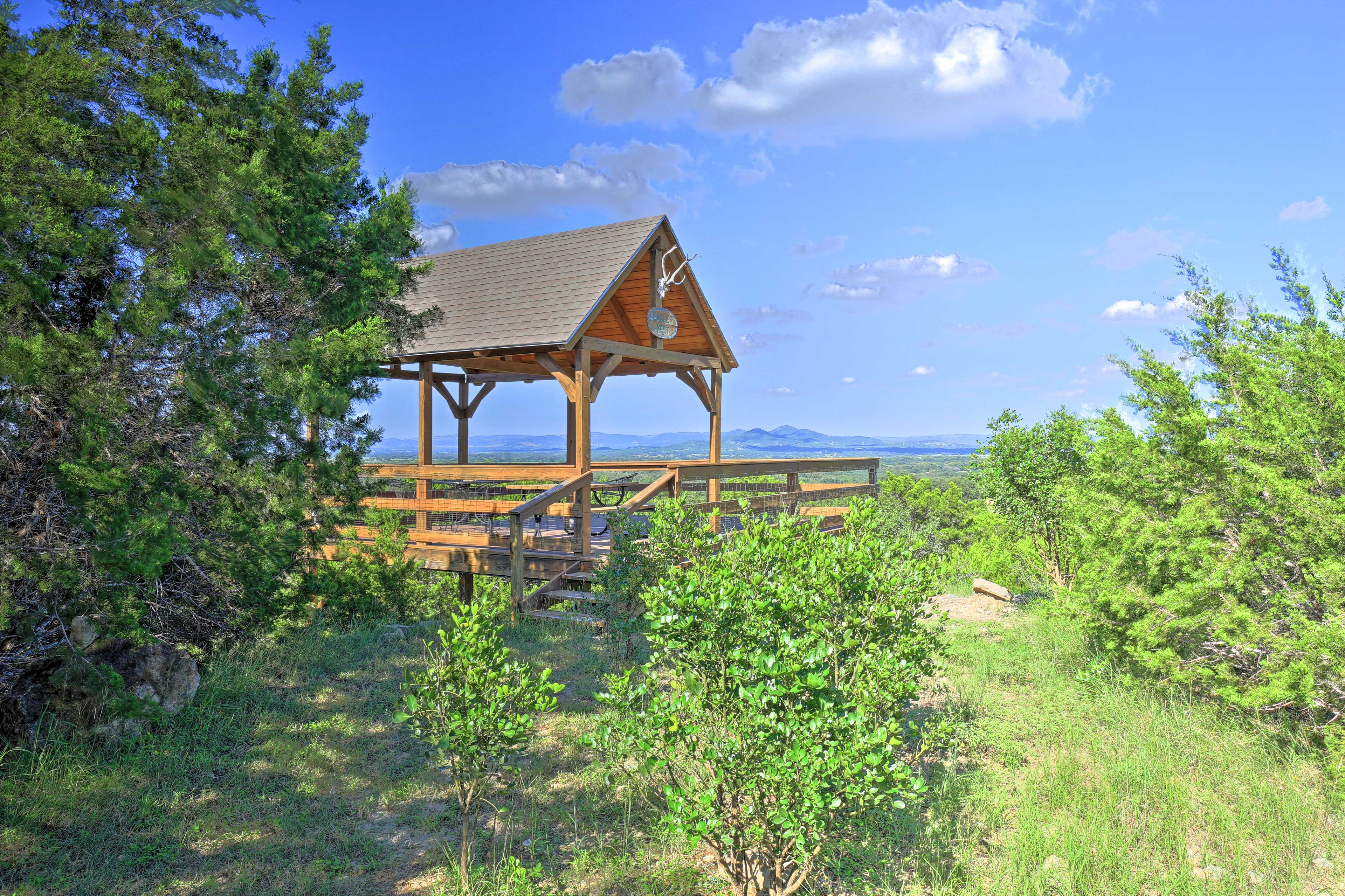 Utopia Family Home w/ Mountain Viewing Deck!