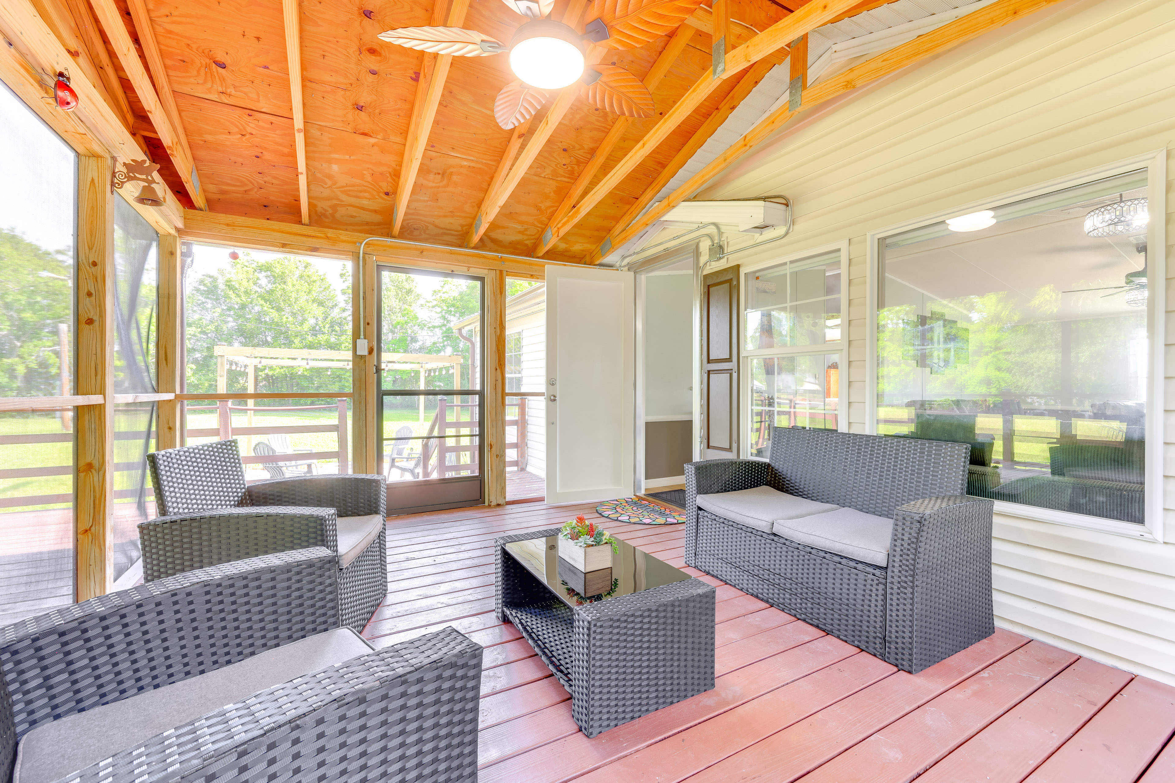 Palatka Hideaway w/ Fireplace & Private Porch