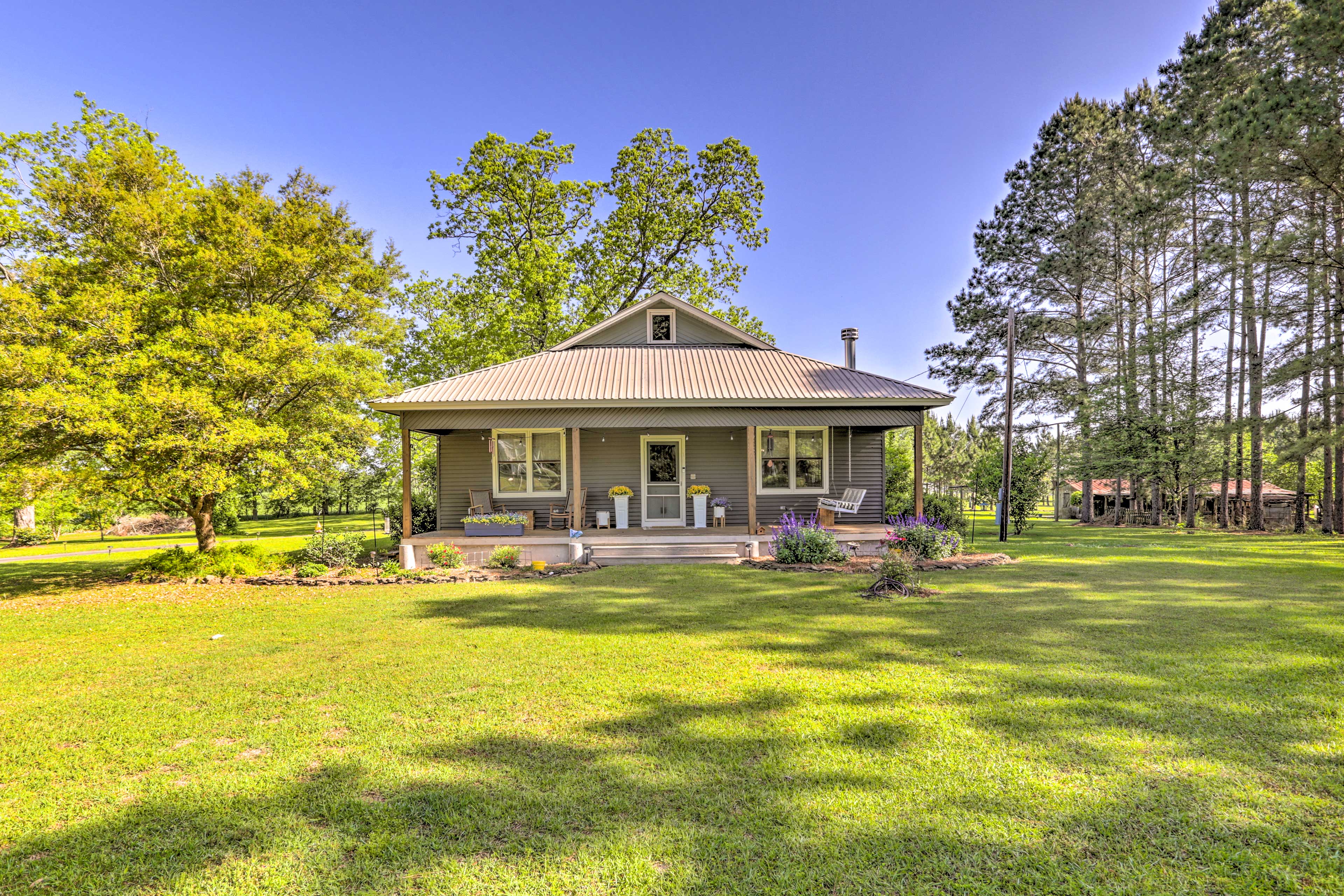 Property Image 2 - Peaceful Cairo Farmhouse w/ Barn & Fire Pit