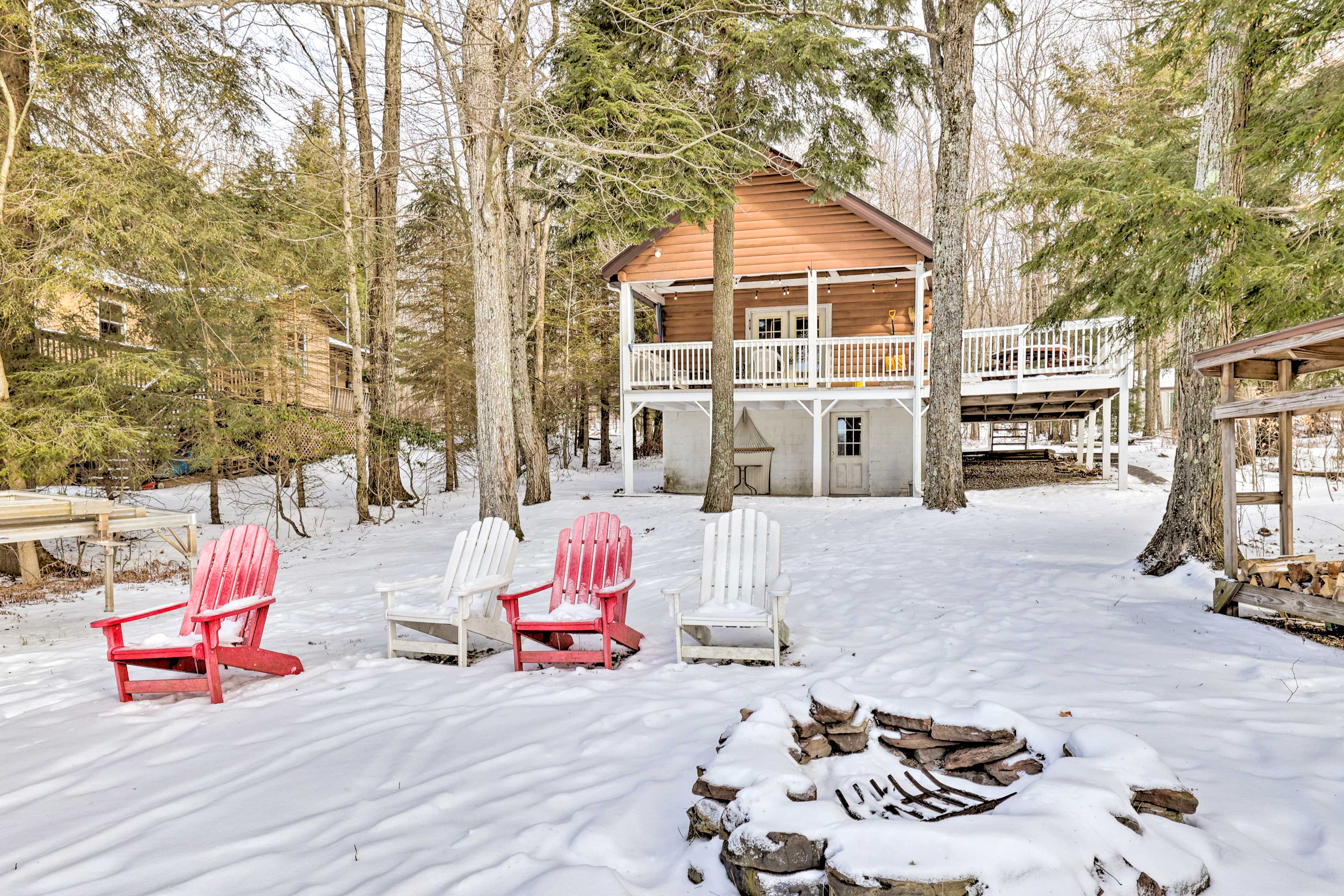 Lakewood Cottage w/ Private Lake Access & Canoes!