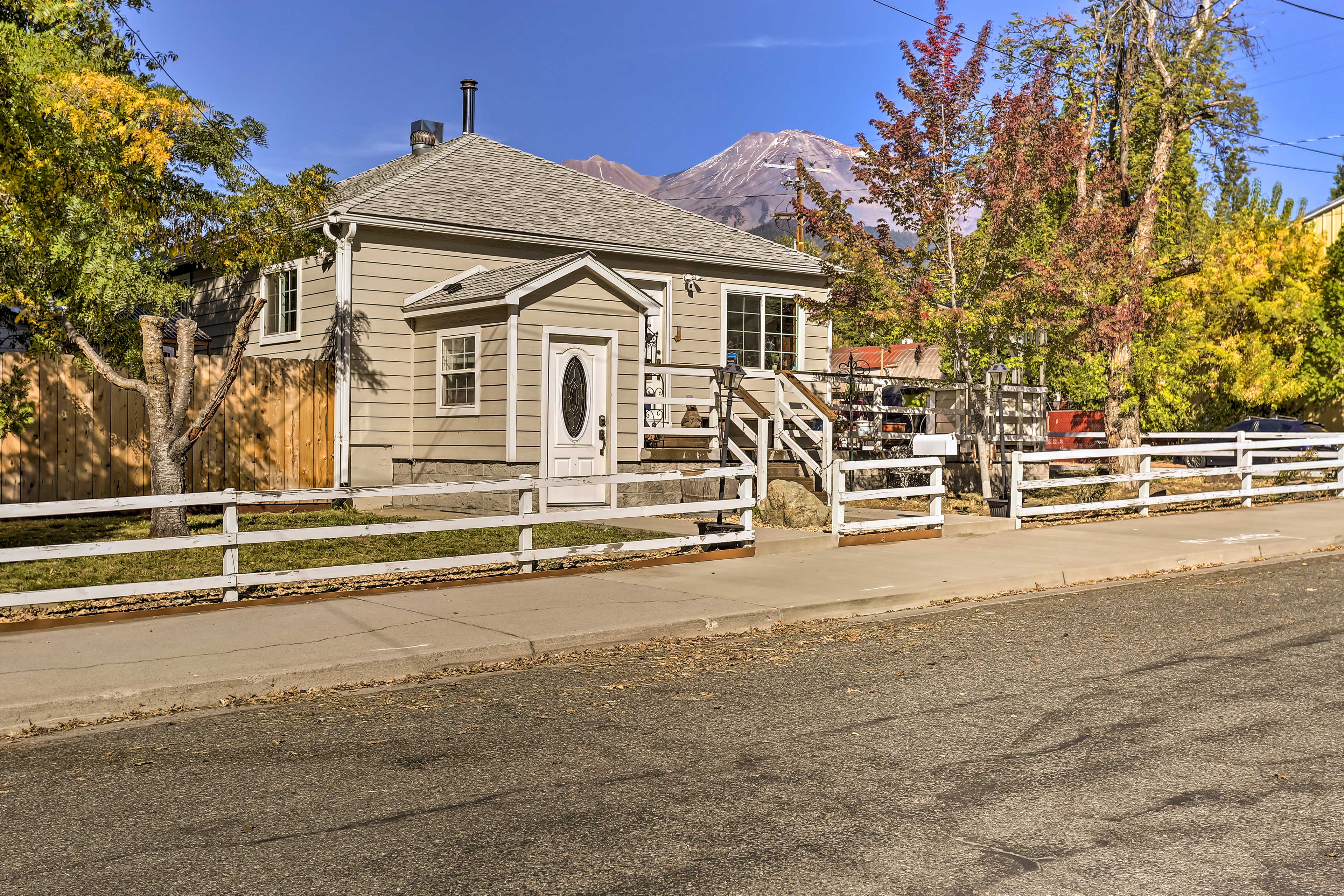 PetFriendly Mount Shasta Home w/ Hot Tub! Home Rental in Mount Shasta