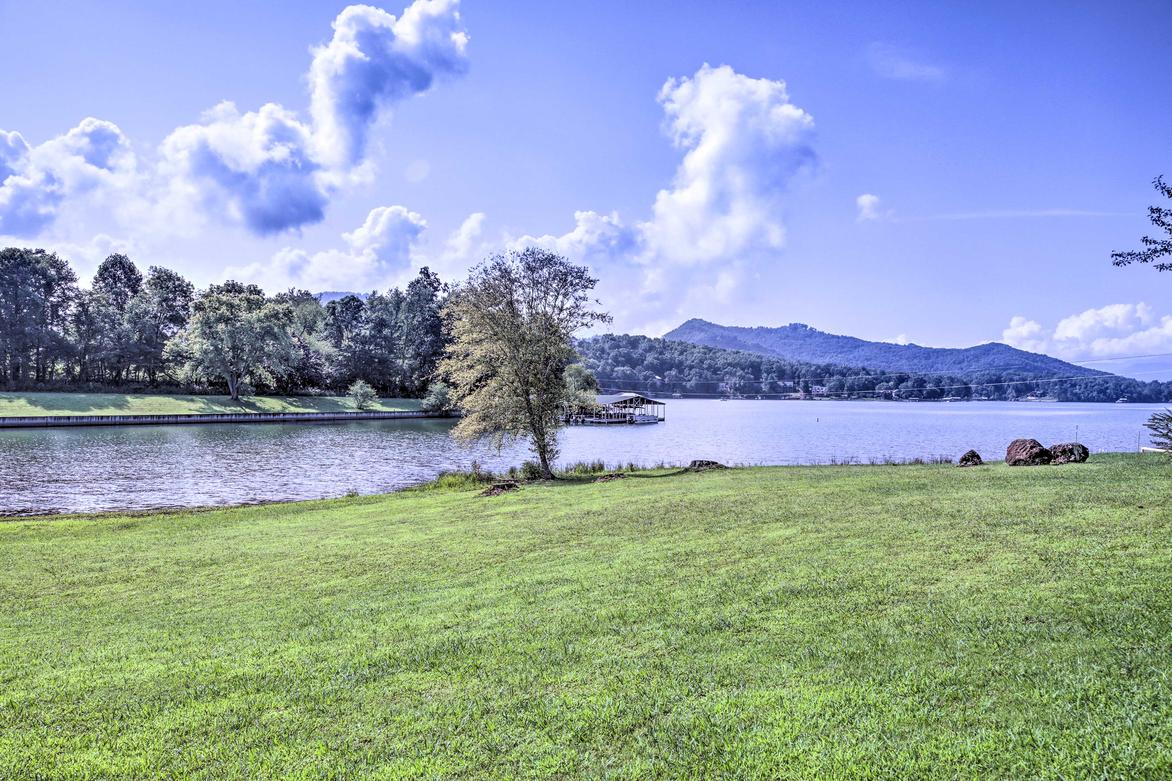 Pet-Friendly Waterfront Hayesville Cottage!