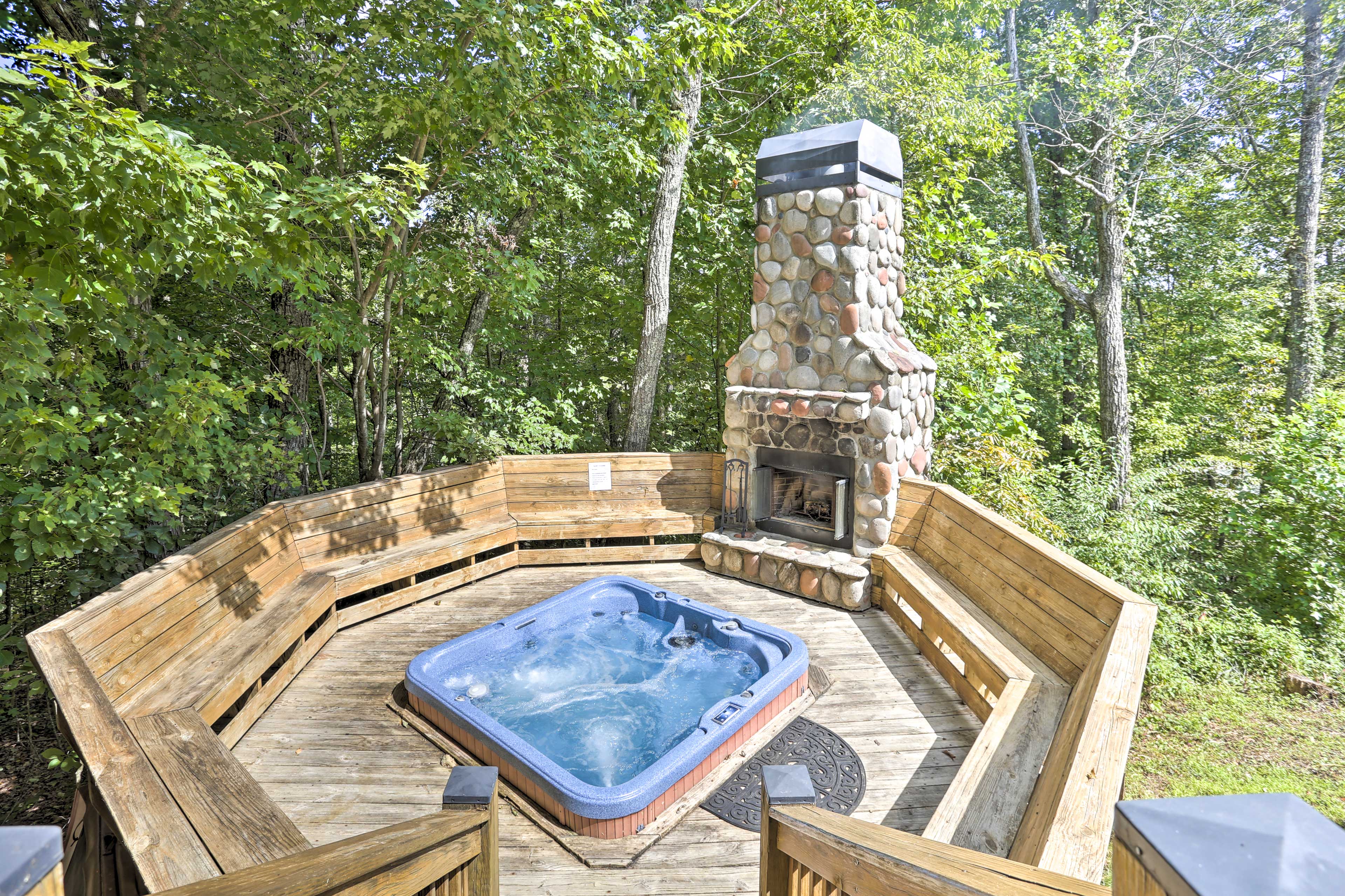 Charming Blue Ridge Cabin w/ Hot Tub & Views! - Home Rental in Blue Ridge