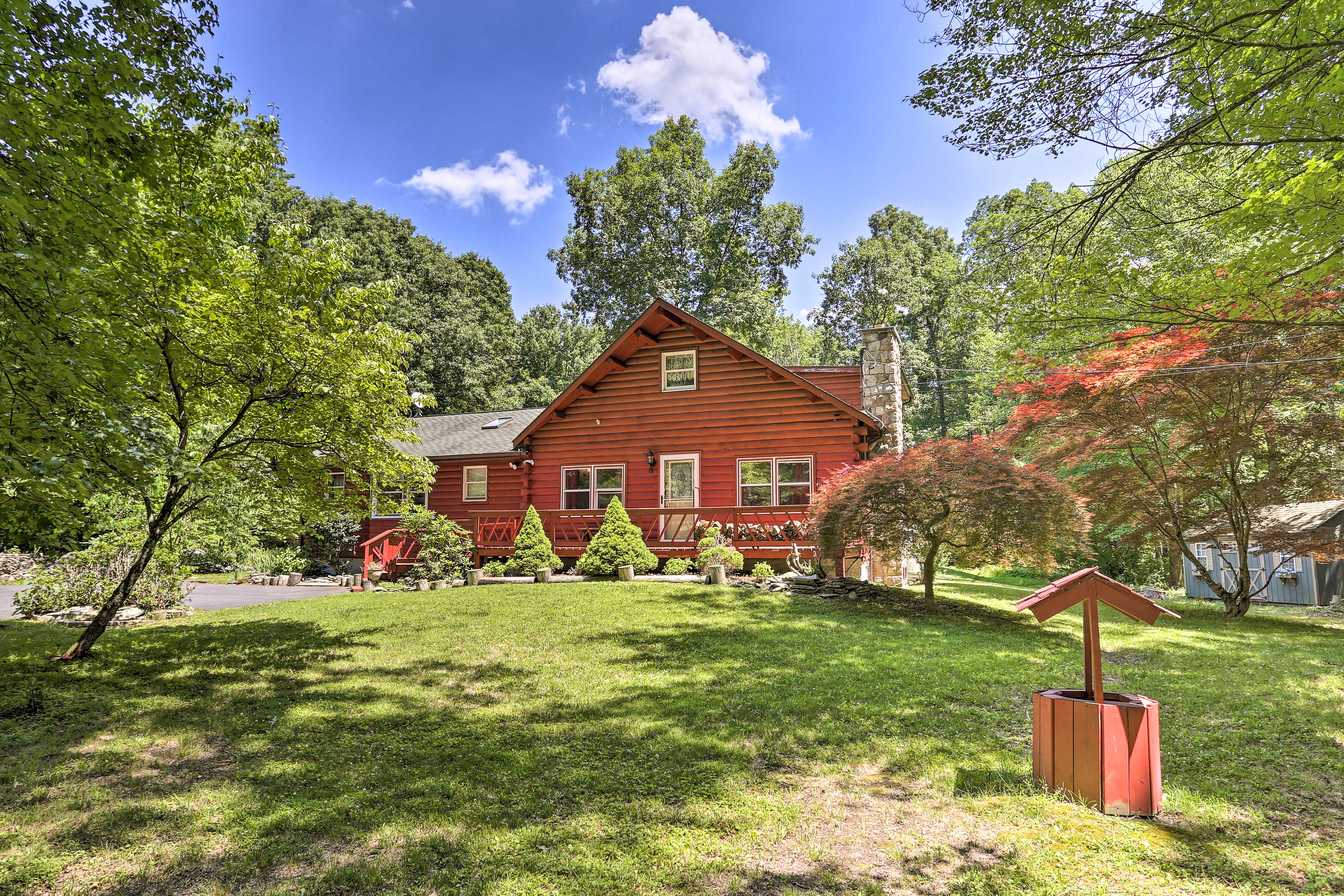 Pocono Mountains Cabin w/ Patio, Near Hiking!