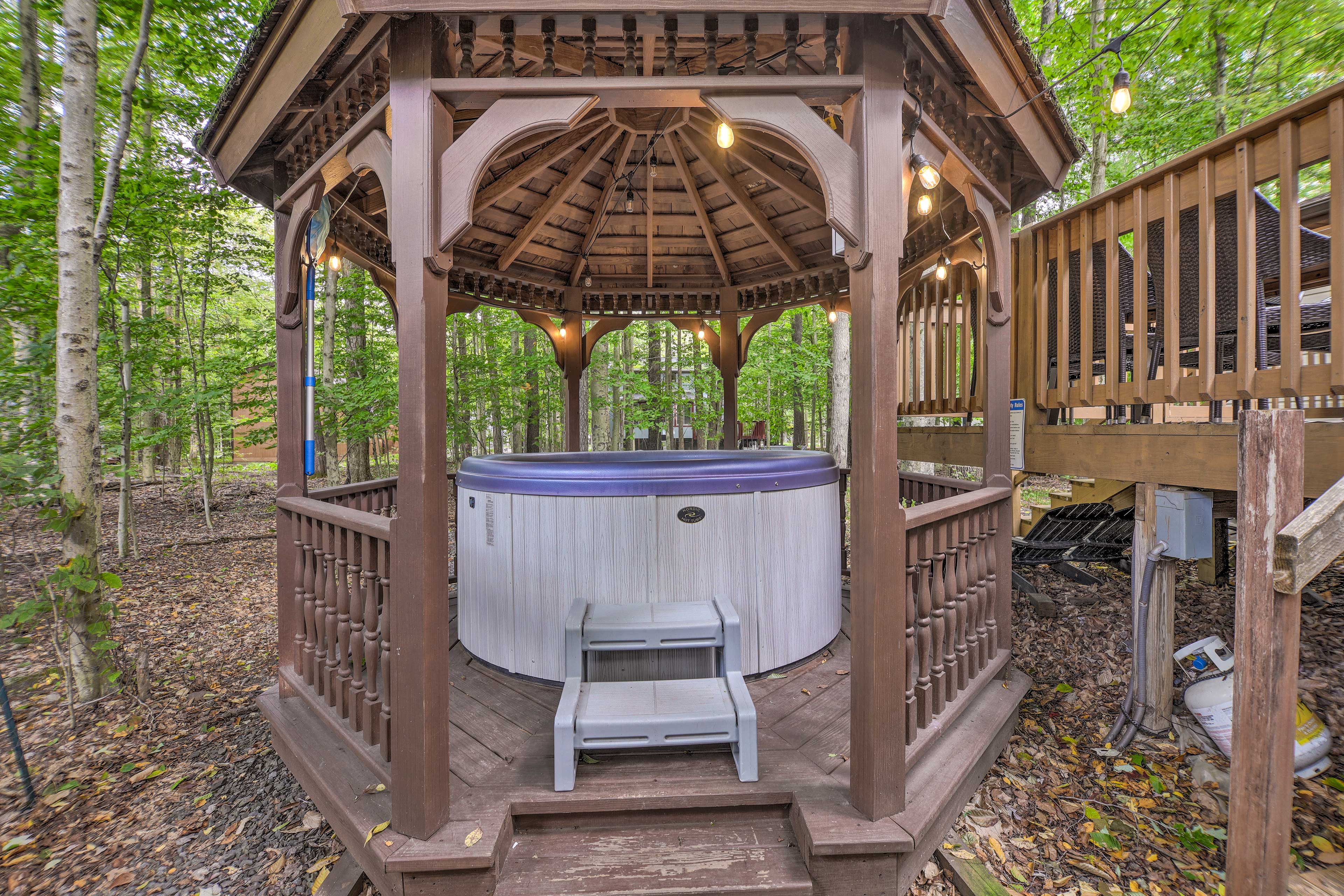 Property Image 2 - Pocono Lake ‘Relaxy Cabin’ w/ Resort Amenities!