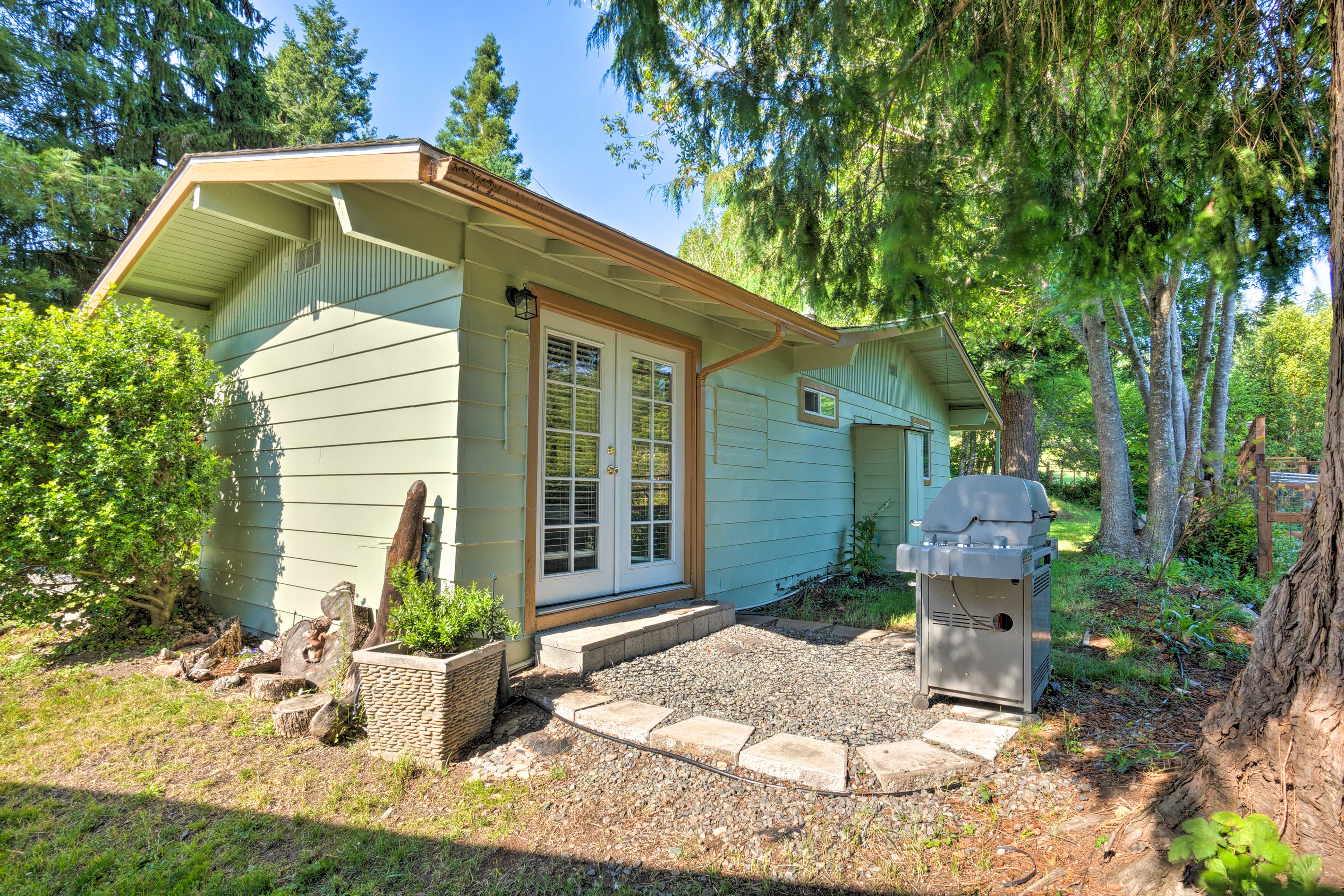 Property Image 1 - Quaint Riverside Reprieve w/ Kayaks + Floats!