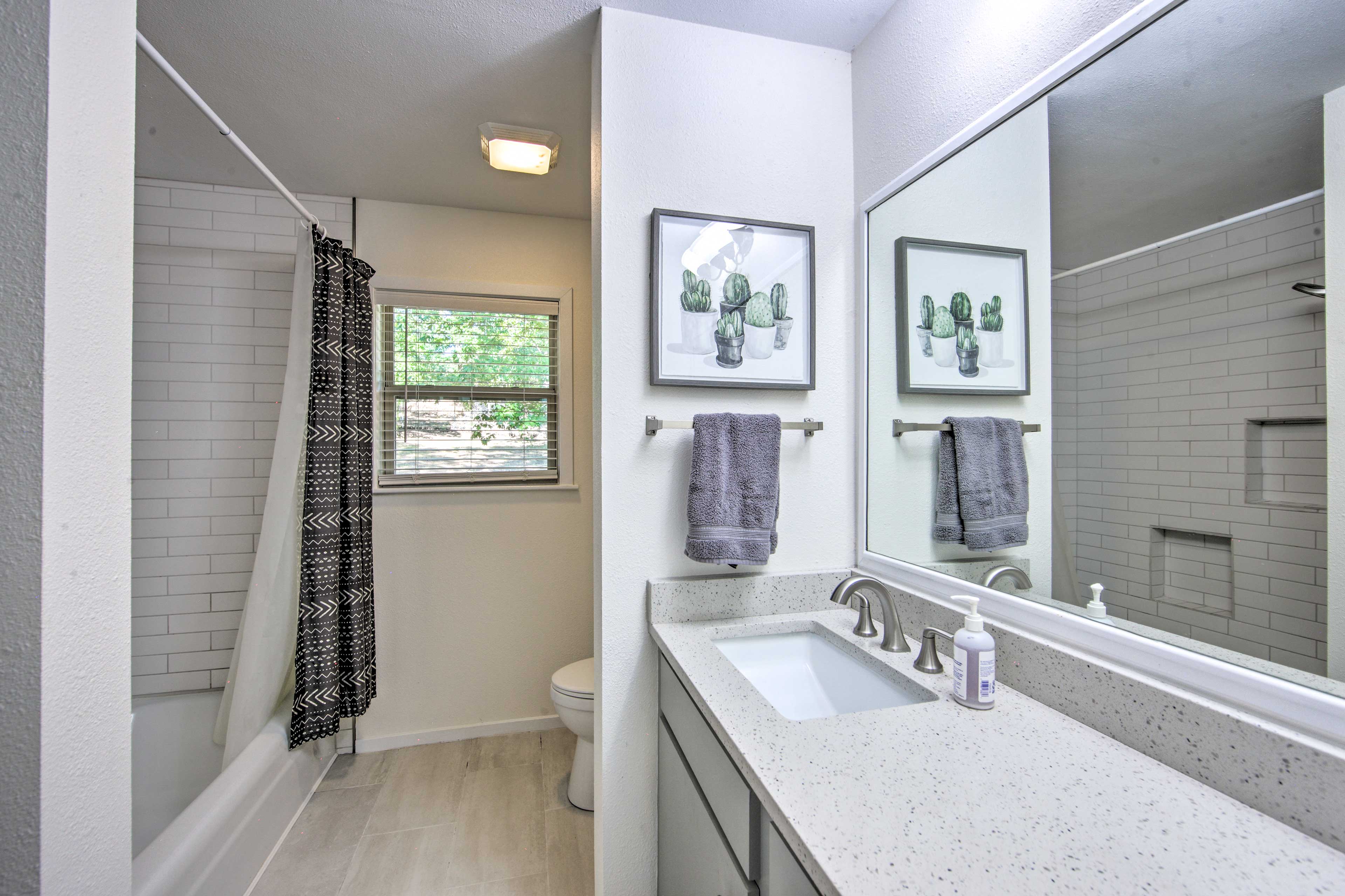 Quiet Home on Lake Hawkins w/ Kayaks + Dock!