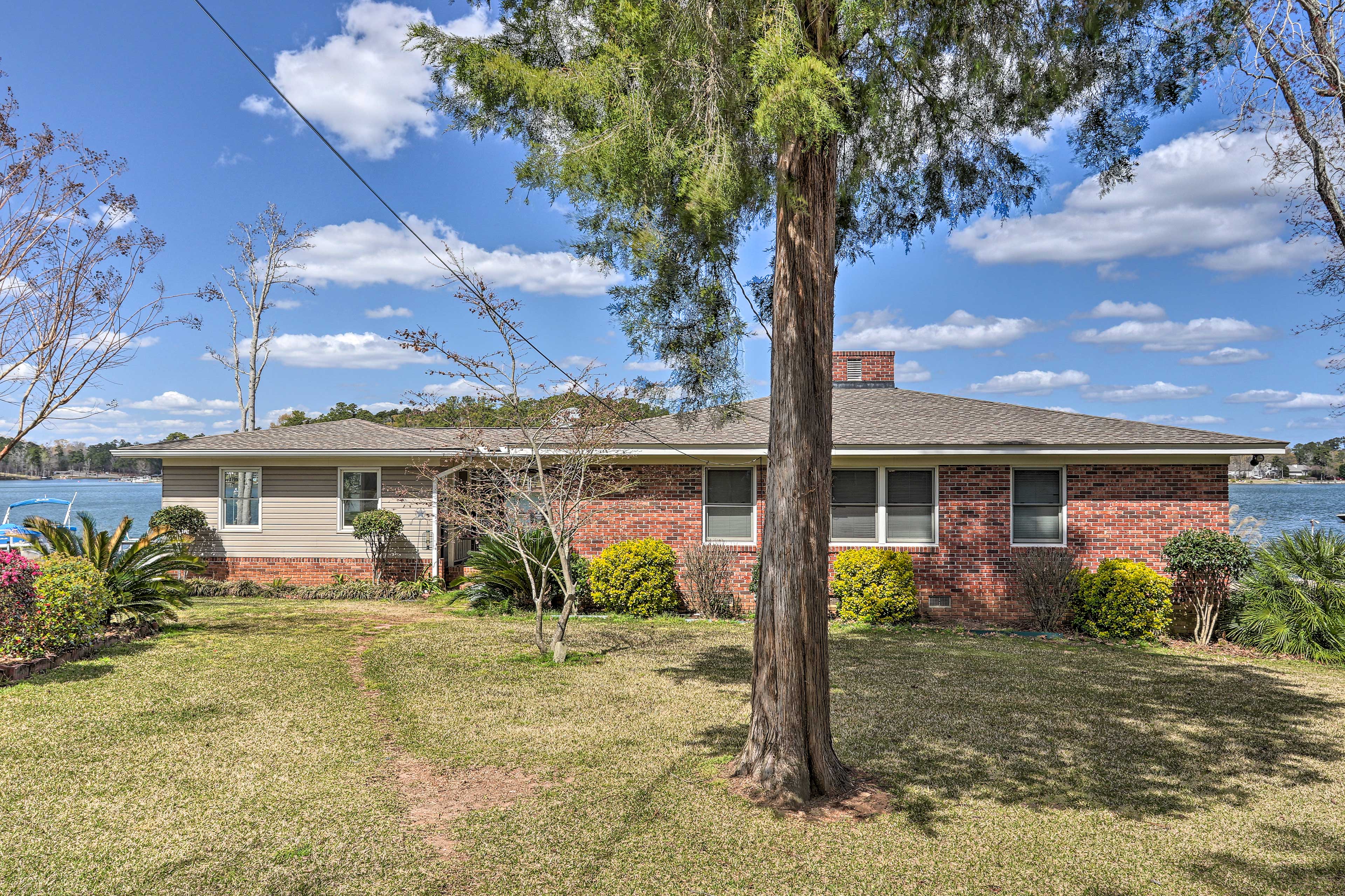 Property Image 2 - Quiet Lakefront Retreat w/ Boat Ramp & 2 Docks