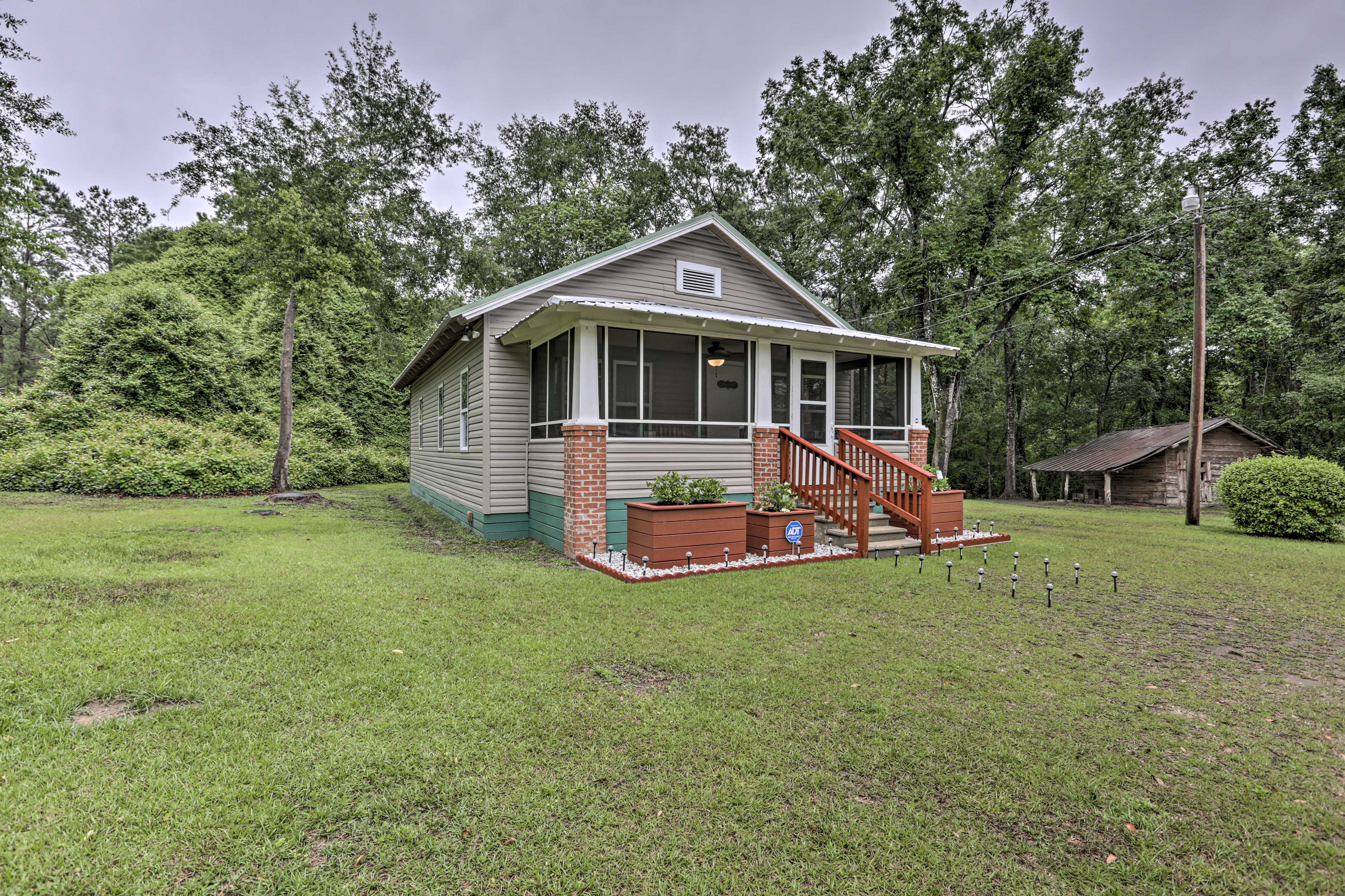 Property Image 1 - Renovated Home w/ Screened-In Patio on Hwy 90!