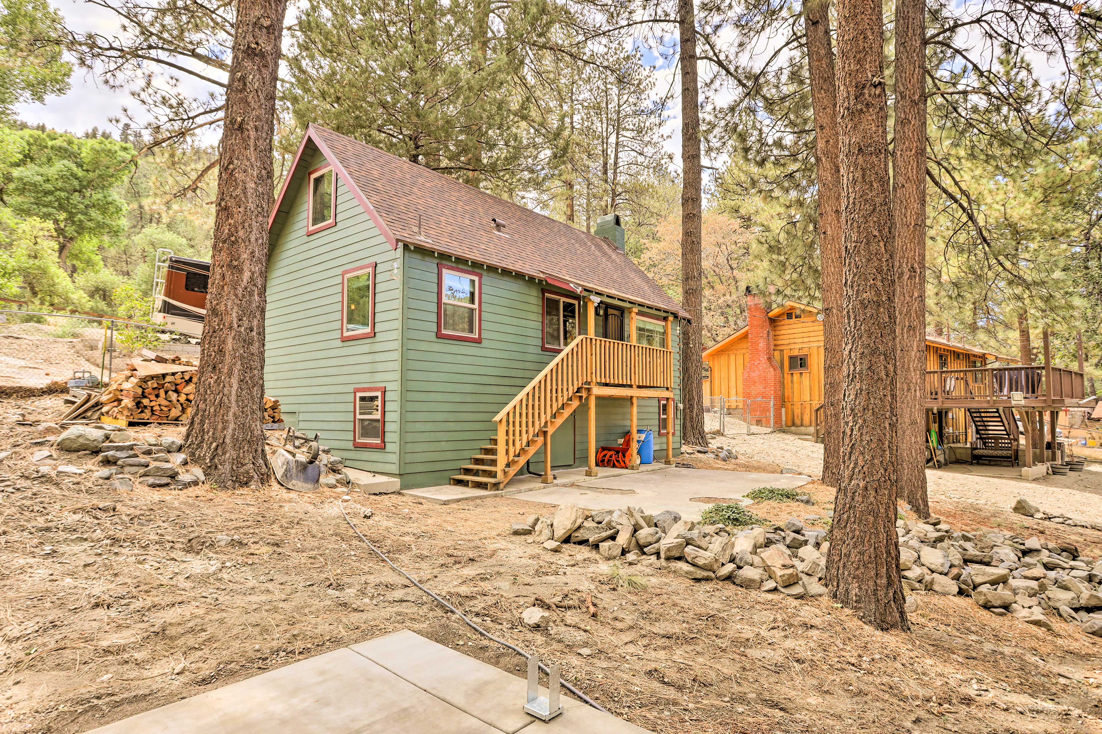 Wrightwood Cabin w/ Cozy Interior!