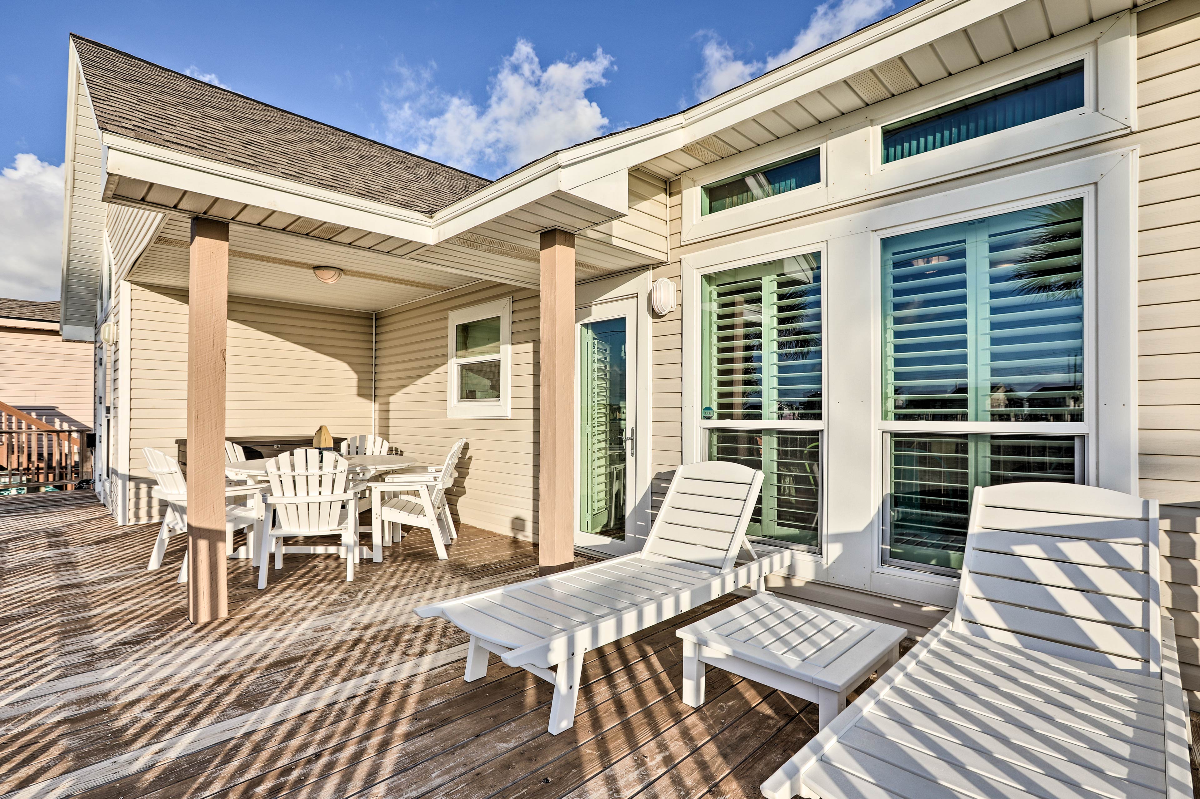 Property Image 2 - Galveston Beach House w/ Ocean Views+2 Decks!