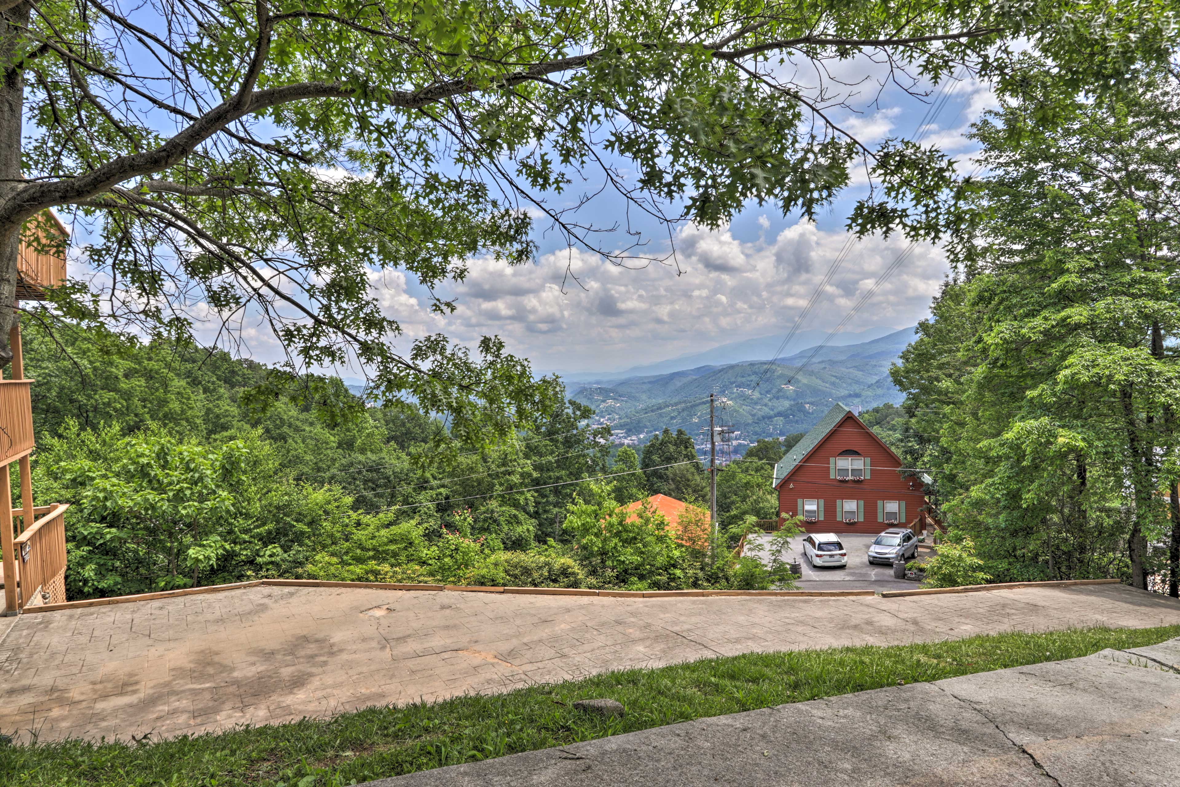 Property Image 1 - Gatlinburg Chalet: Hot Tub, Sauna + Mountain View