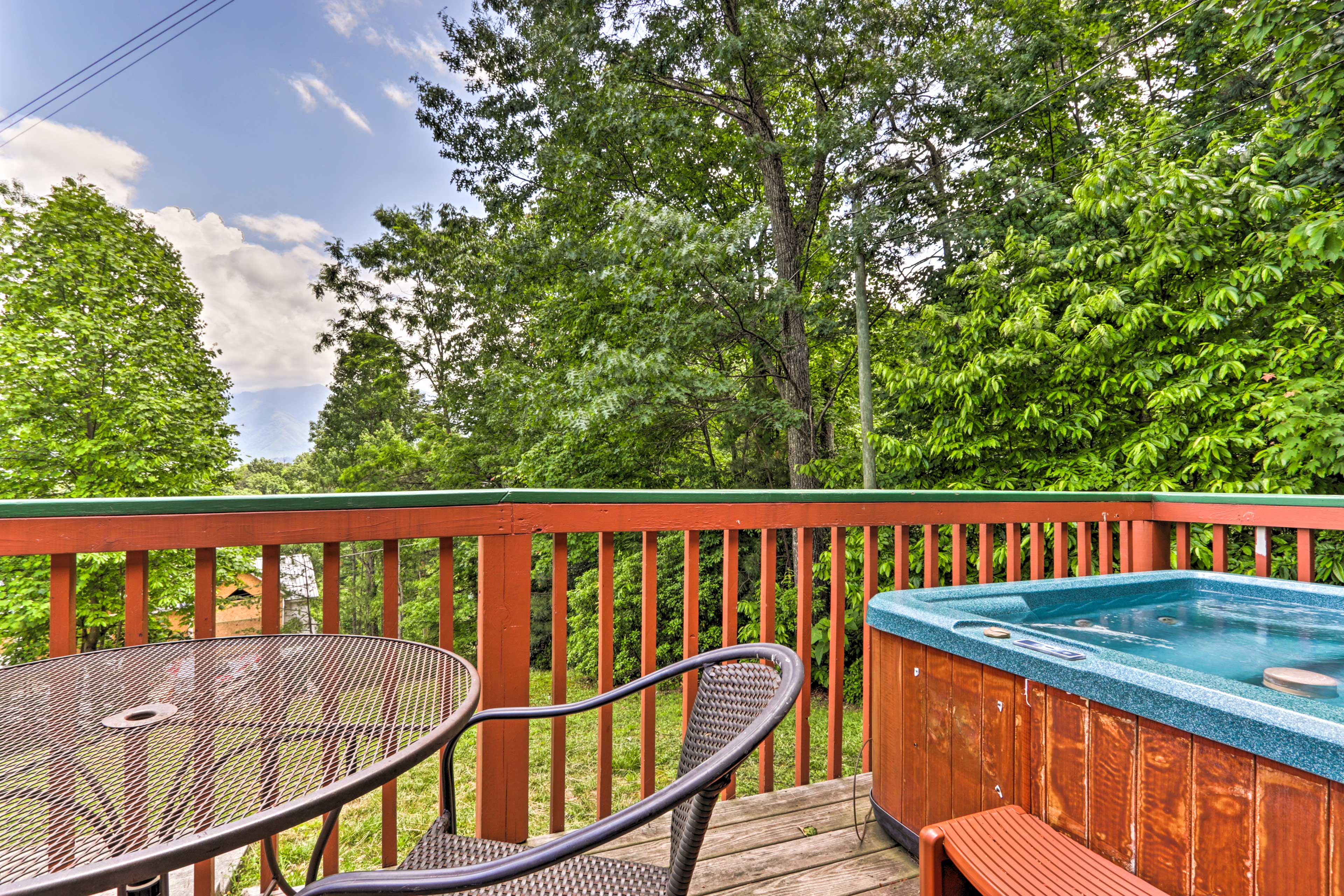 Property Image 2 - Gatlinburg Chalet: Hot Tub, Sauna + Mountain View