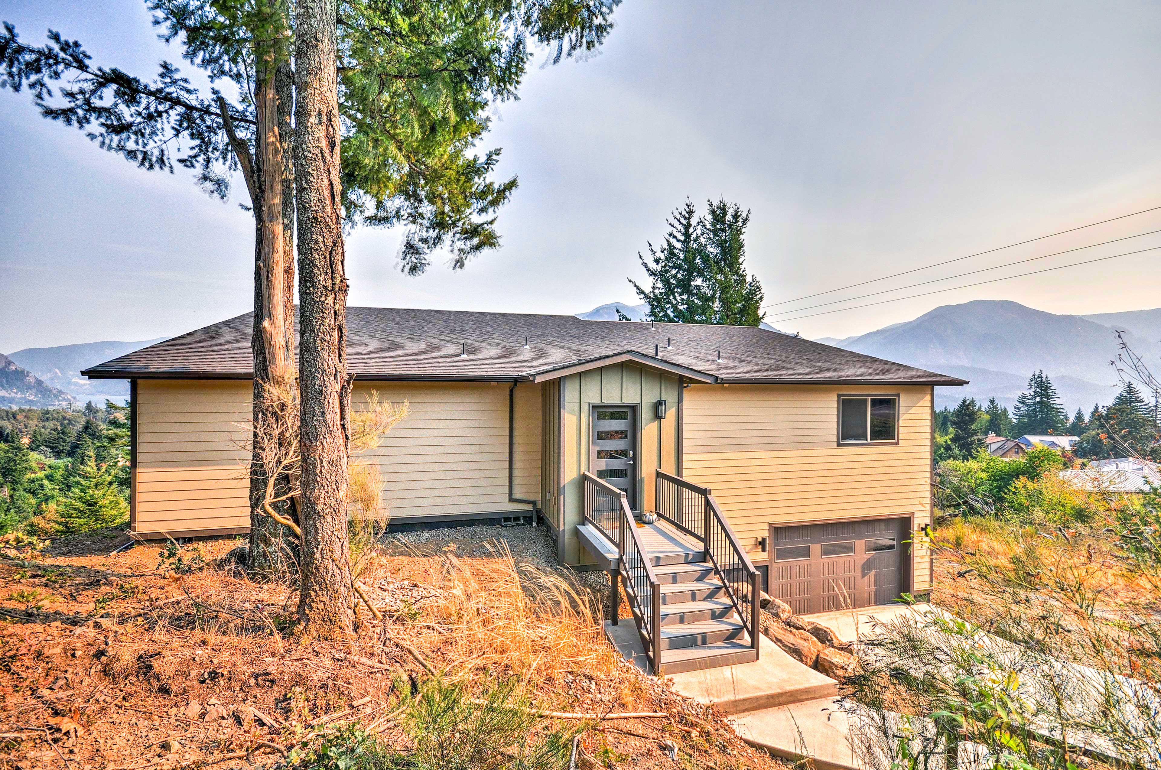 'Gorge Retreat' - Modern Carson Home w/ Mtn Views!