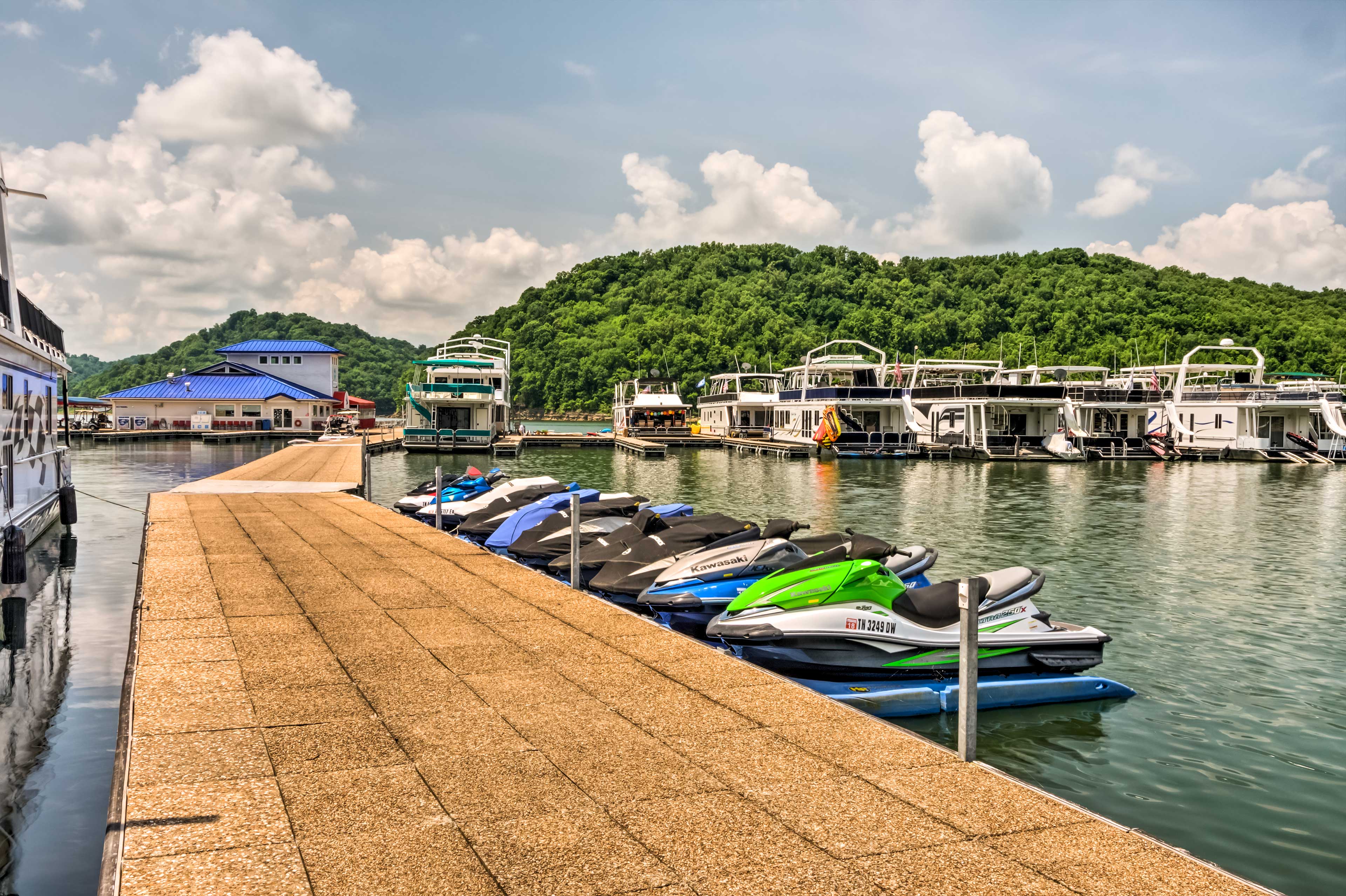 Center Hill Lake Rental: Steps to Hurricane Marina