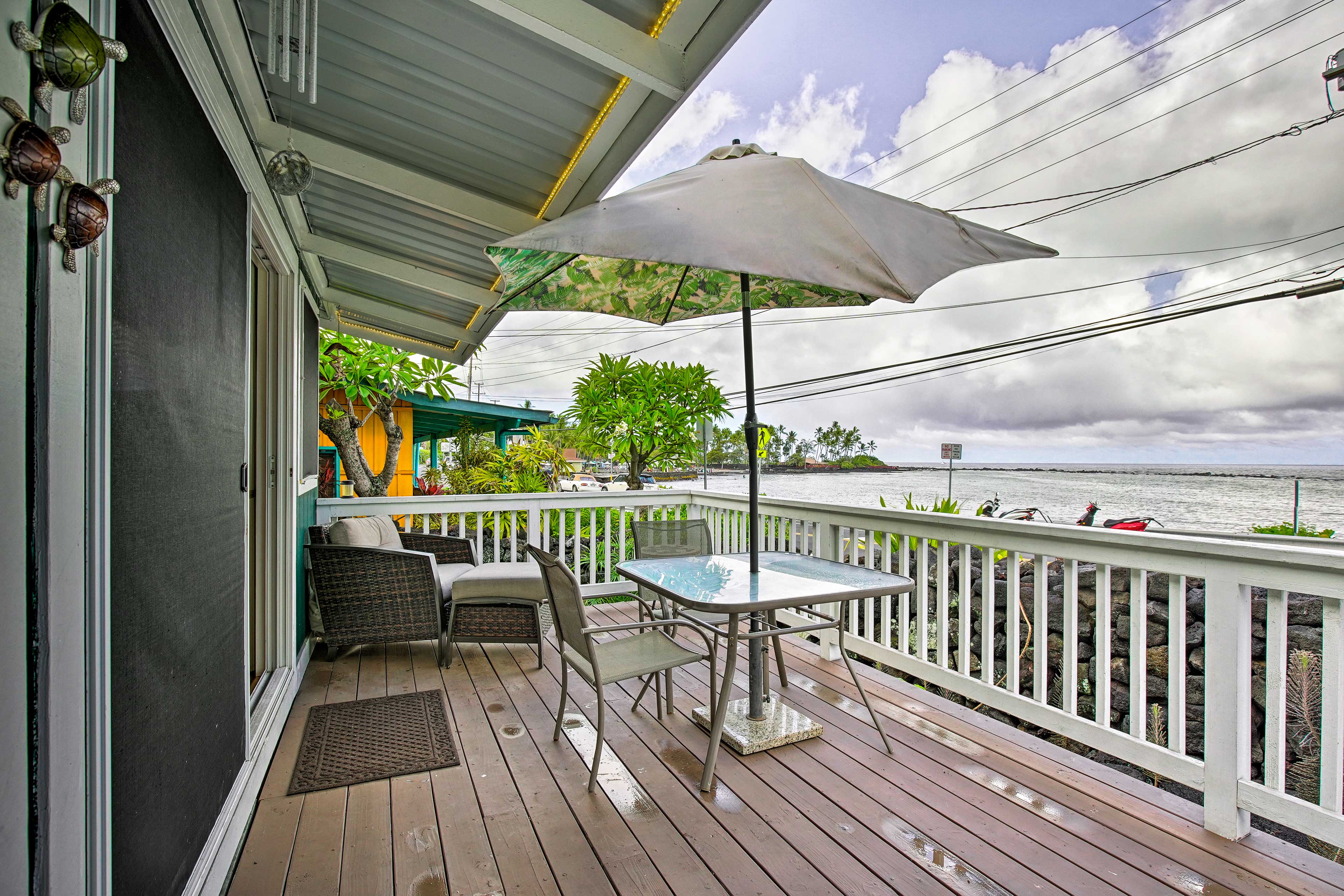 Kailua-Kona House w/ Deck & Ocean Views!