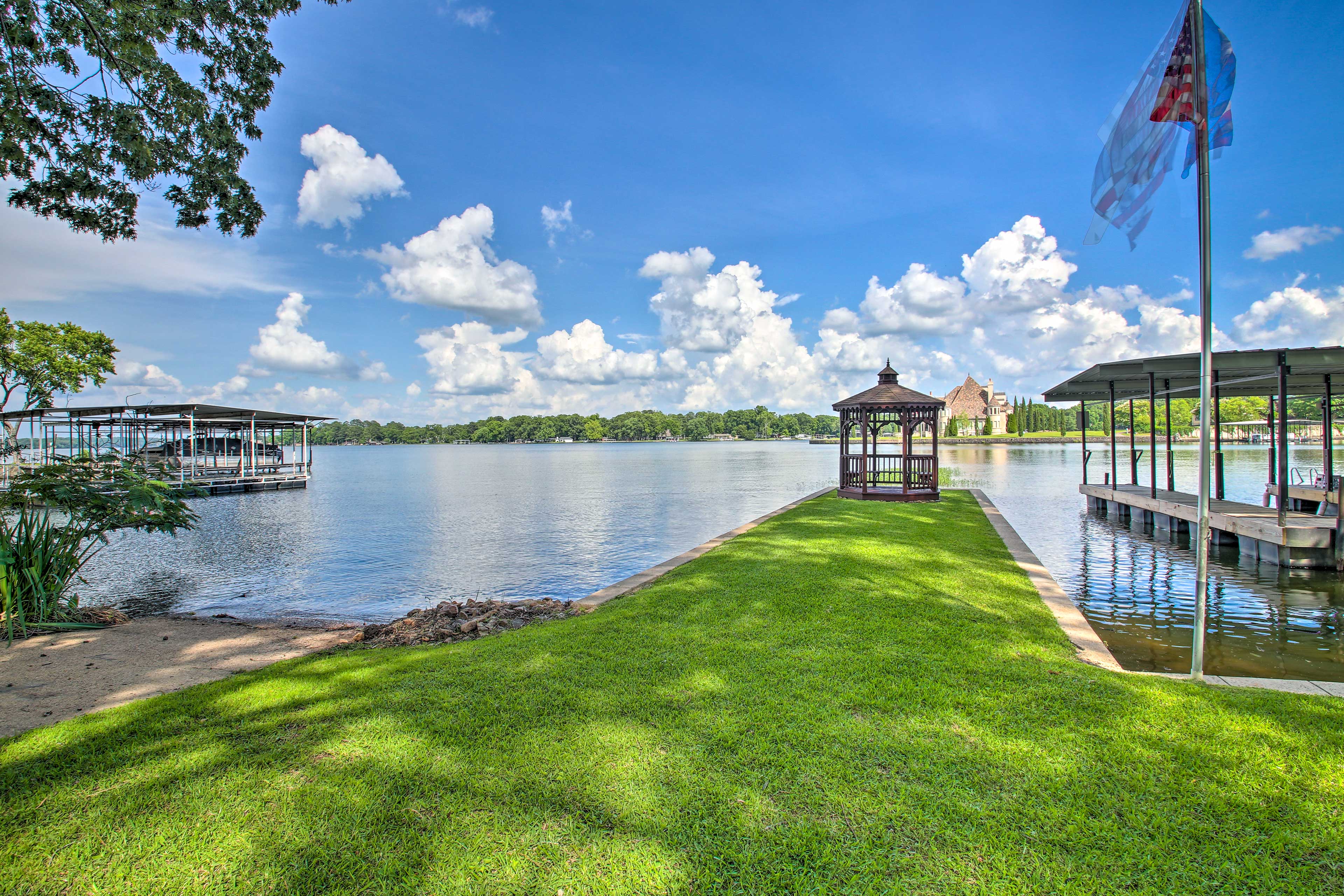 Property Image 2 - Pet-Friendly Hot Springs Cabin on Lake Hamilton!