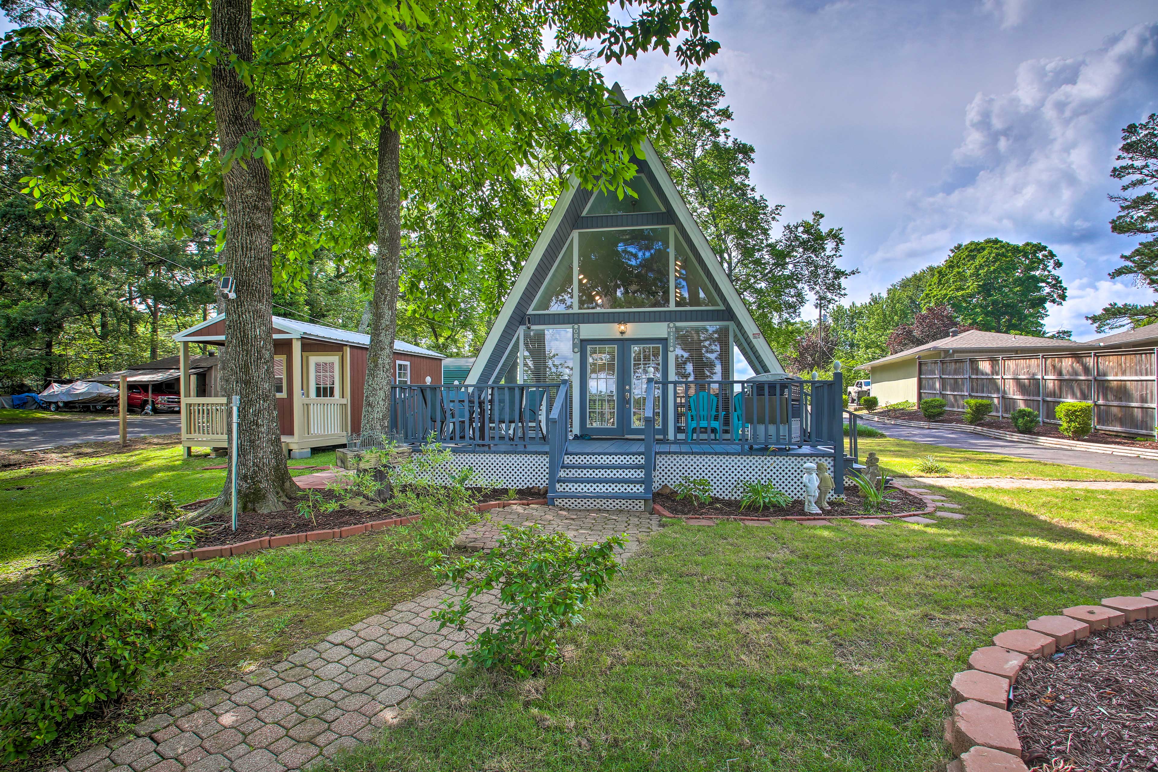 Property Image 1 - Pet-Friendly Hot Springs Cabin on Lake Hamilton!