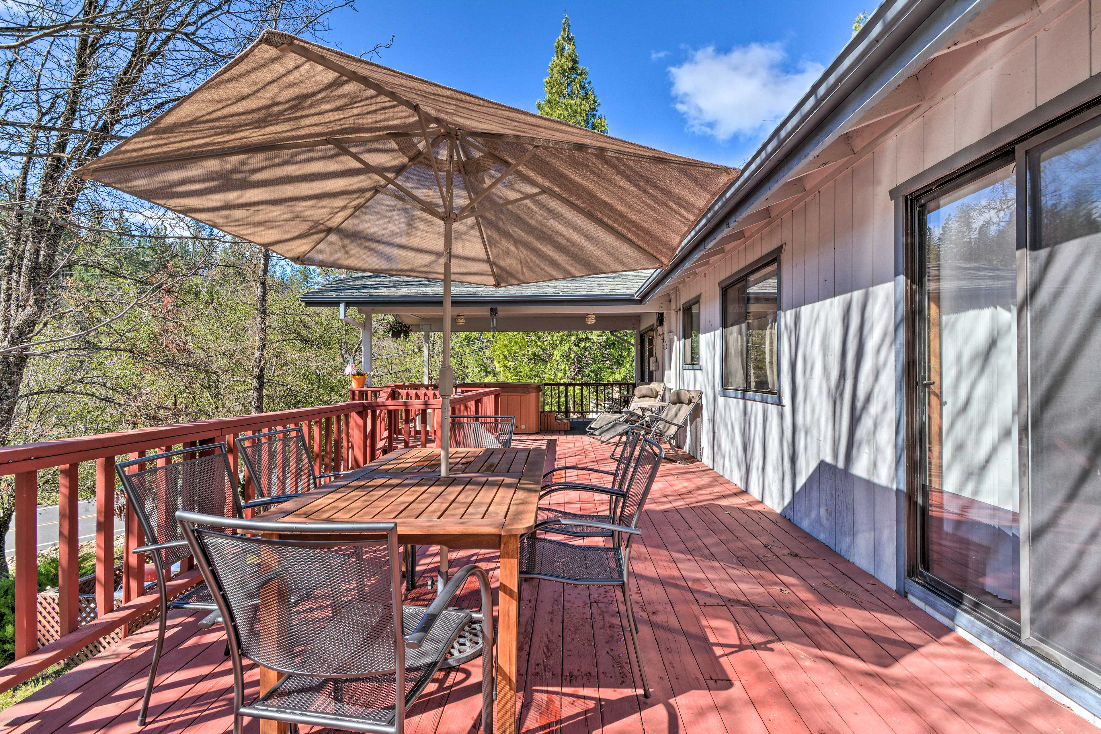 Property Image 2 - Rustic Groveland Home: Private Hot Tub, Deck & BBQ