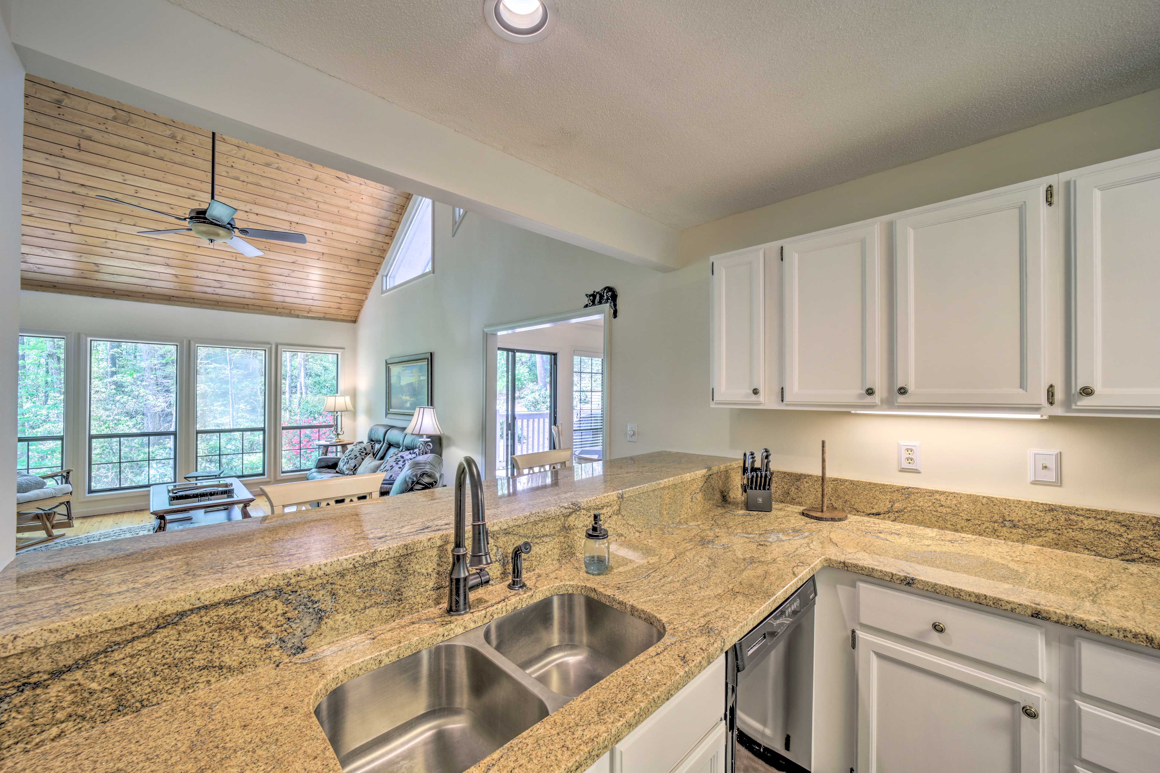 Scenic Sapphire Condo w/ Deck + Gas Grill!