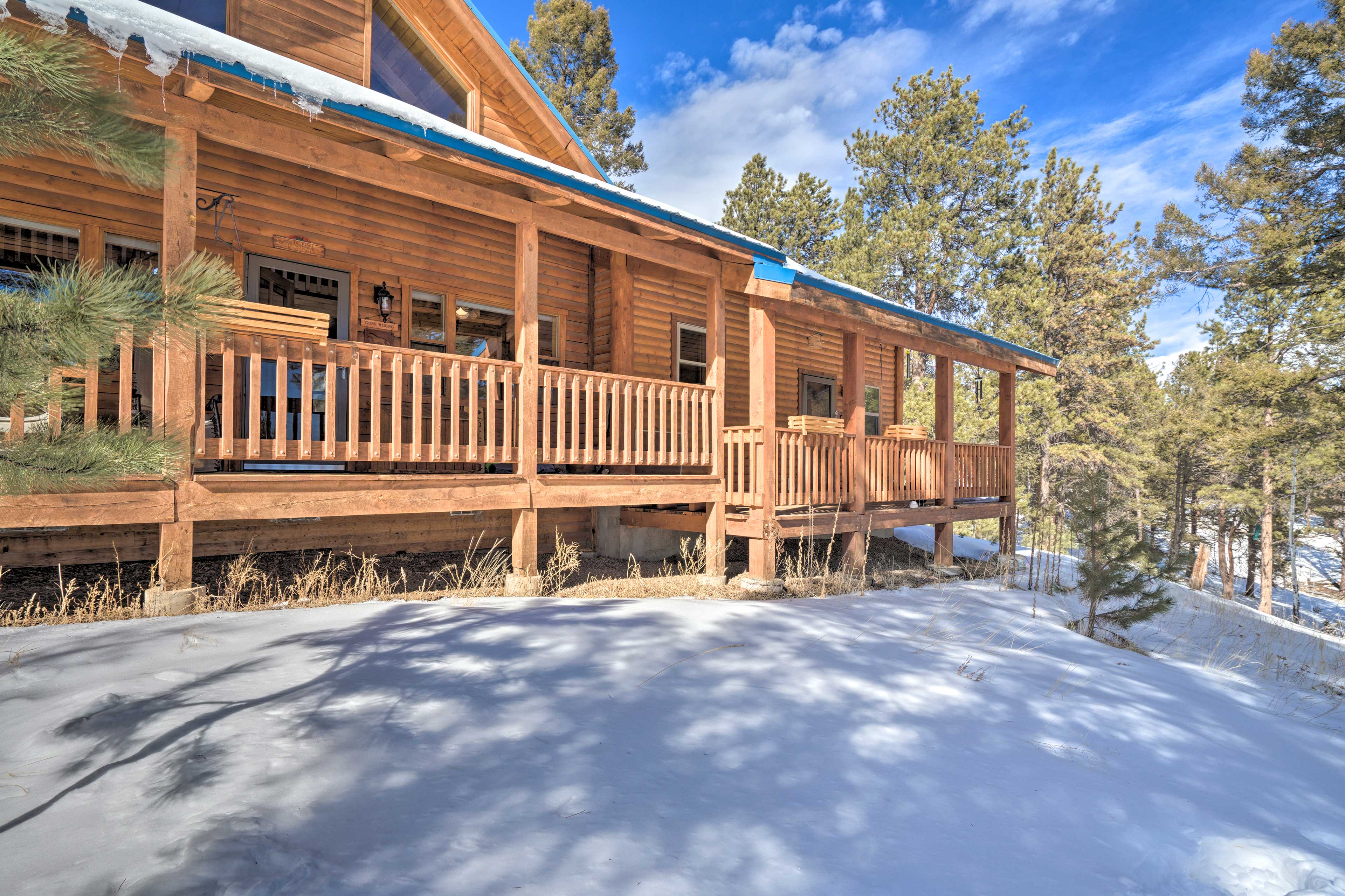 Log Cabin w/ Mountain Views ~ 30 Mi to Pikes Peak!