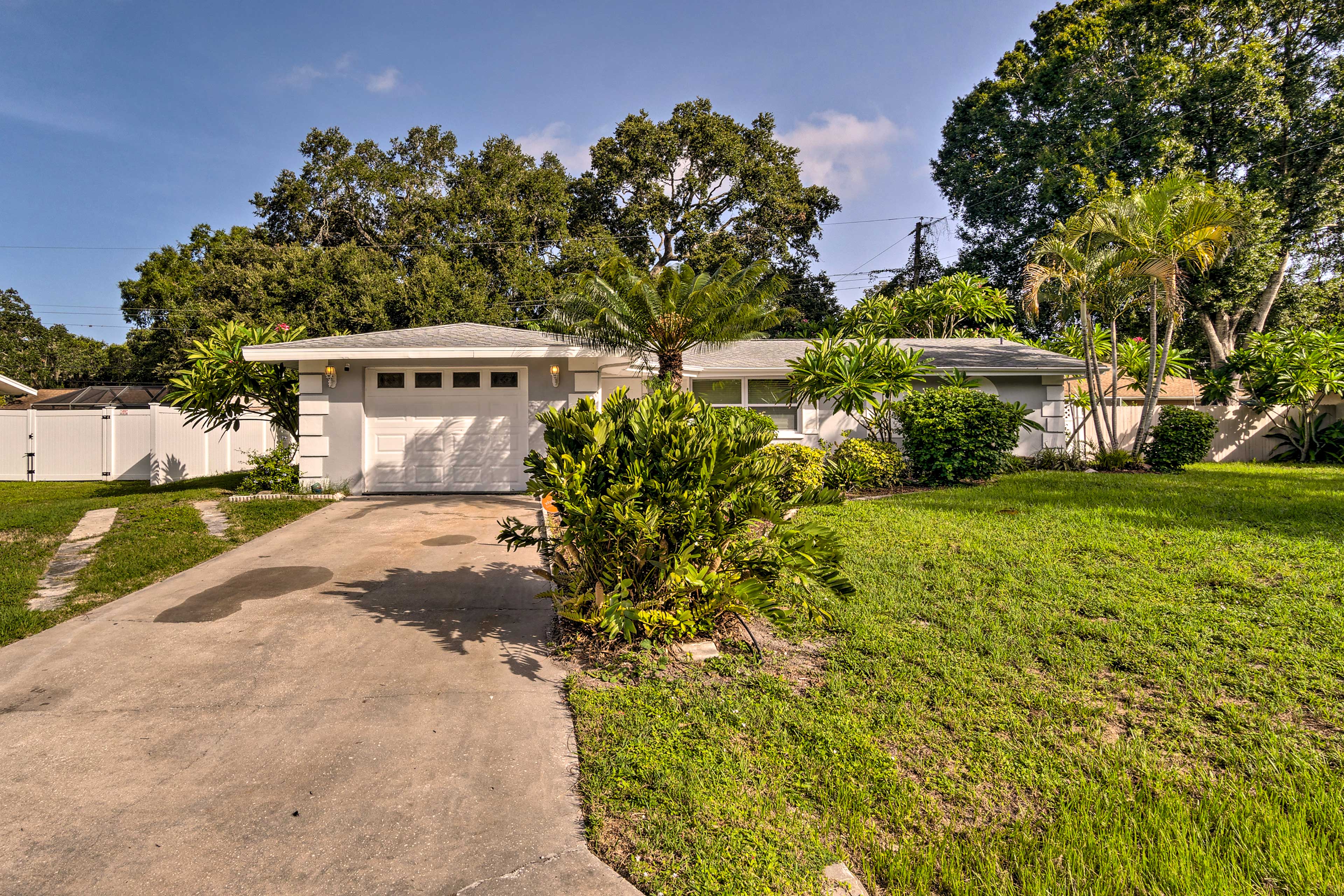 Peaceful Venice Villa w/ Patio - 2 Miles to Beach!