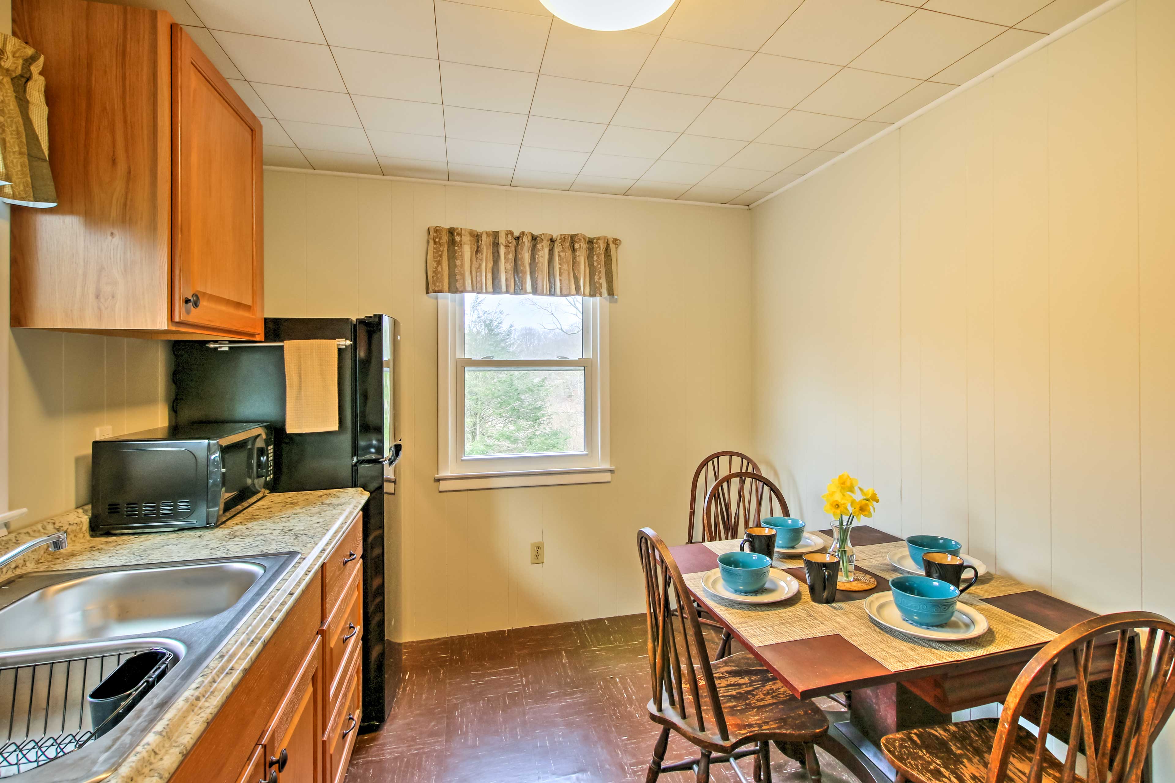 Pet-Friendly Branford Apt - 10 Min Walk to Beach!