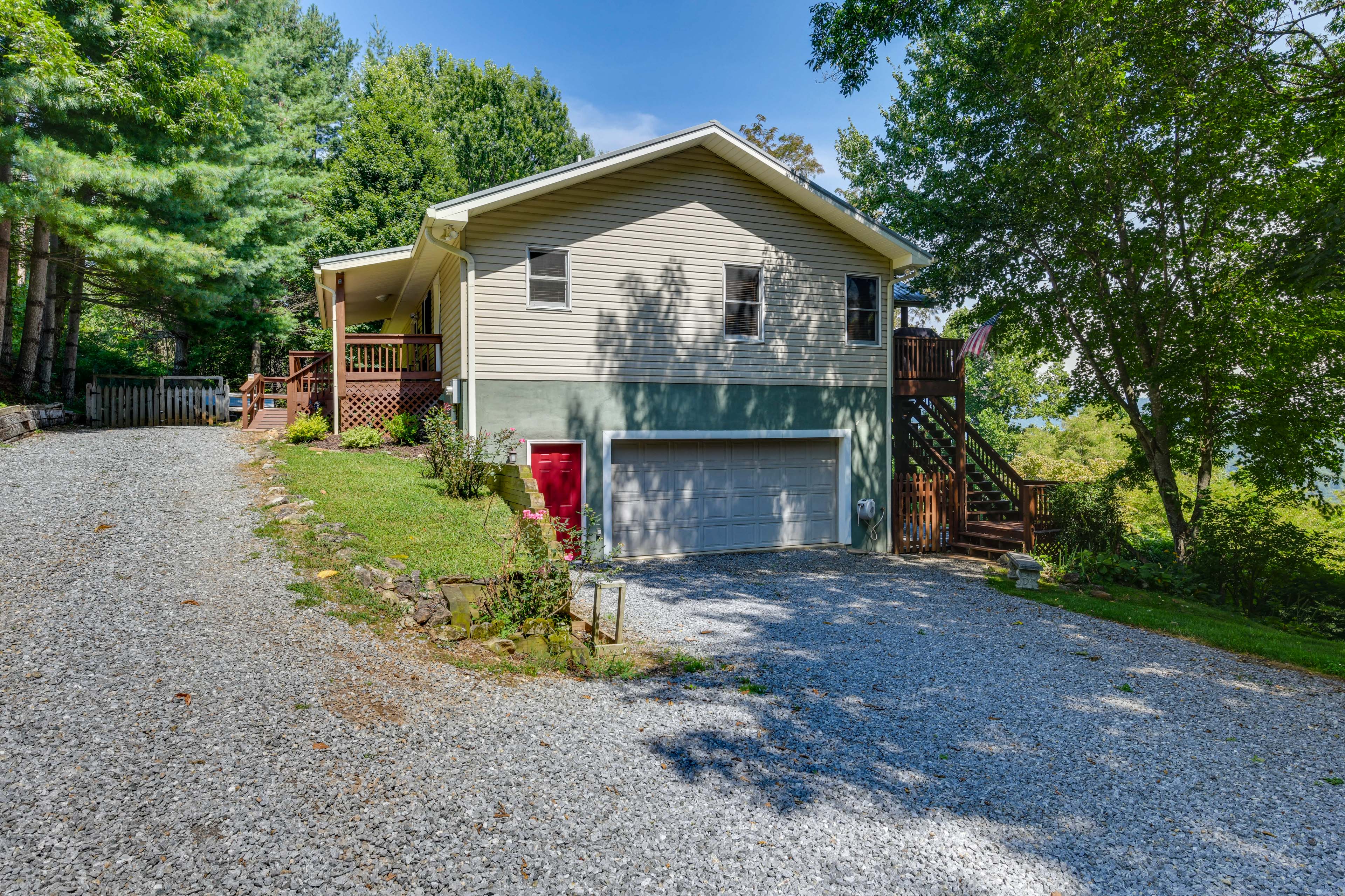 Pet-Friendly Waynesville Retreat w/ Hot Tub!