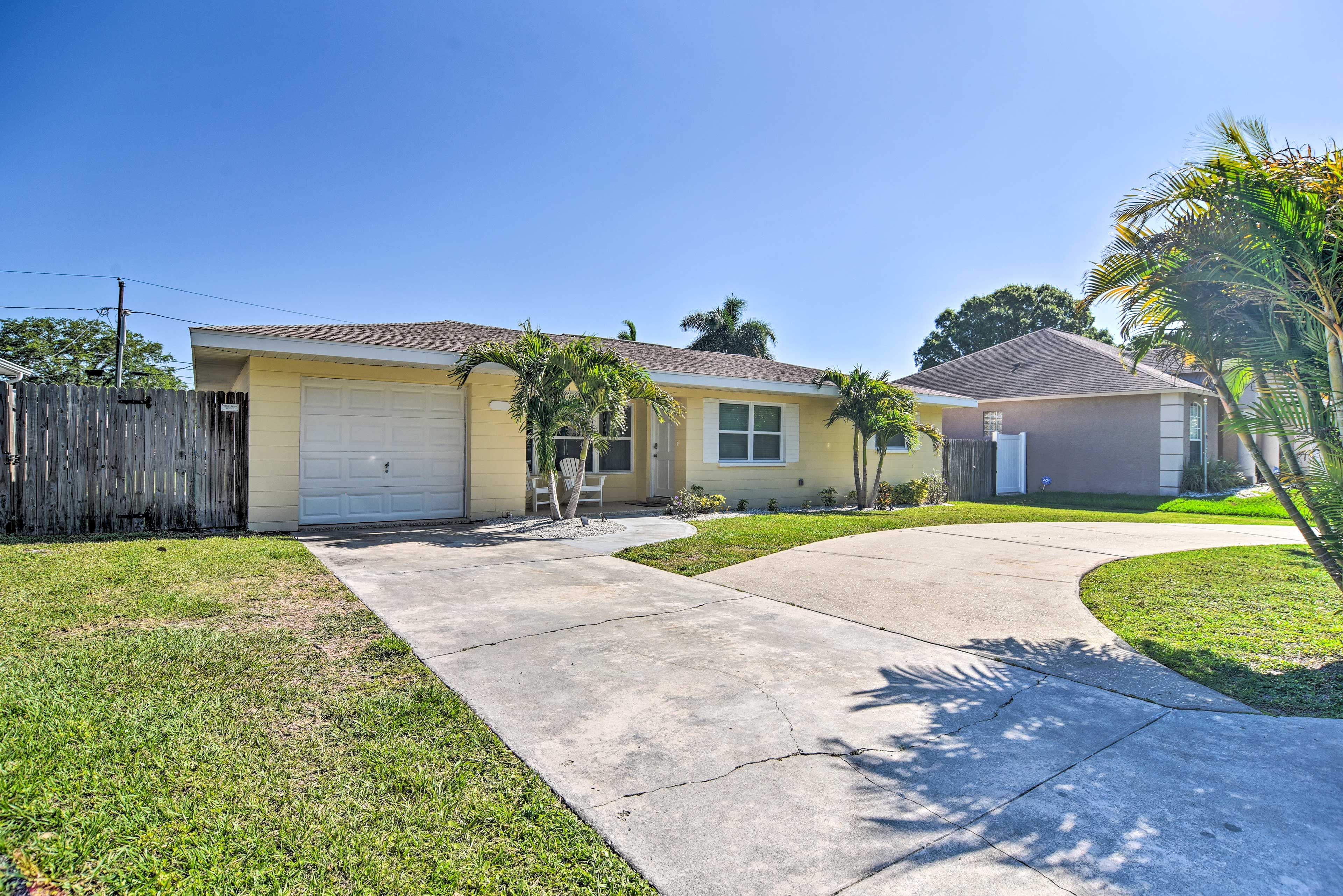 Property Image 2 - Sunny Seminole Home w/ Gas Grill + Fire Pit!