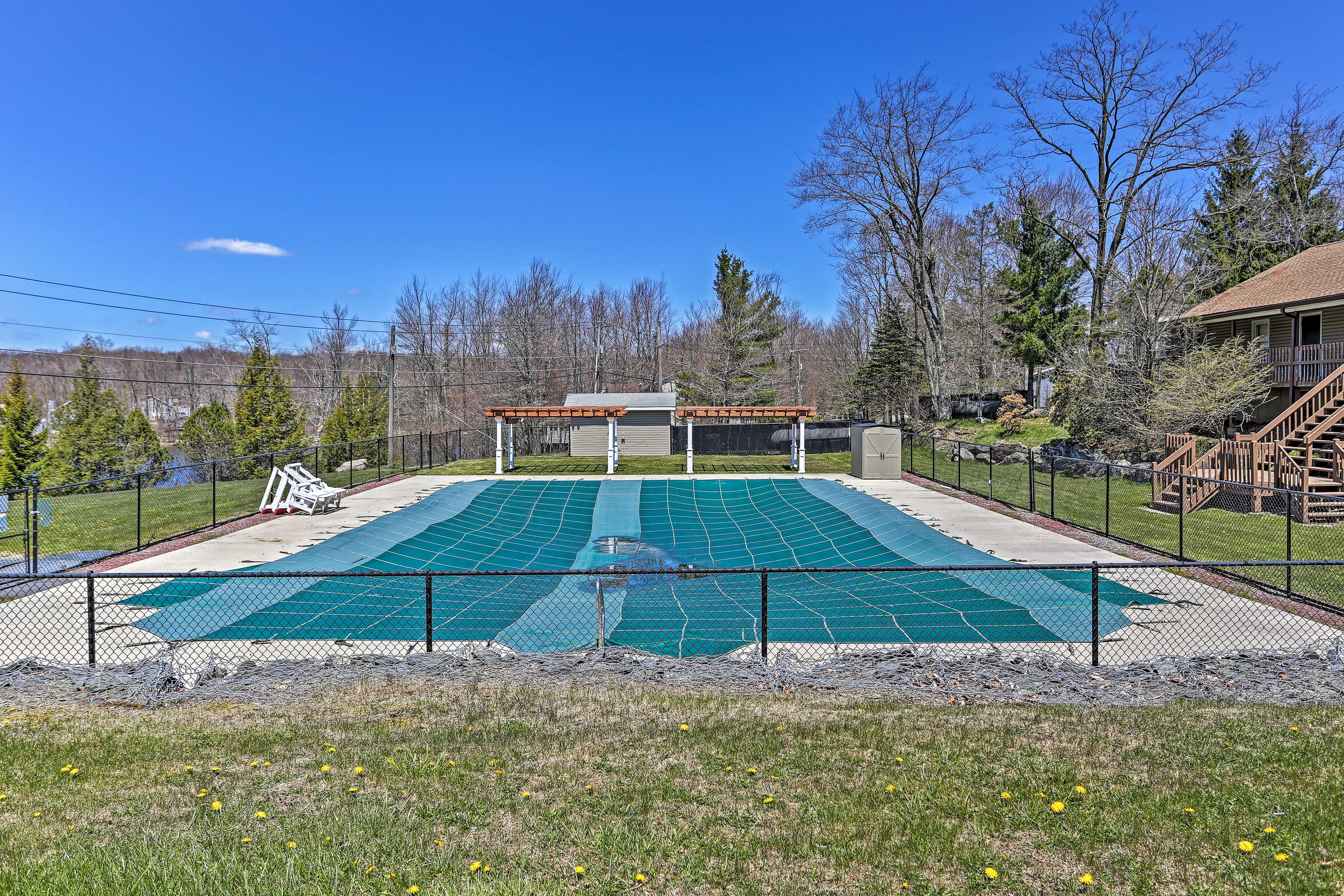 Deck & Backyard: Tobyhanna Family Home