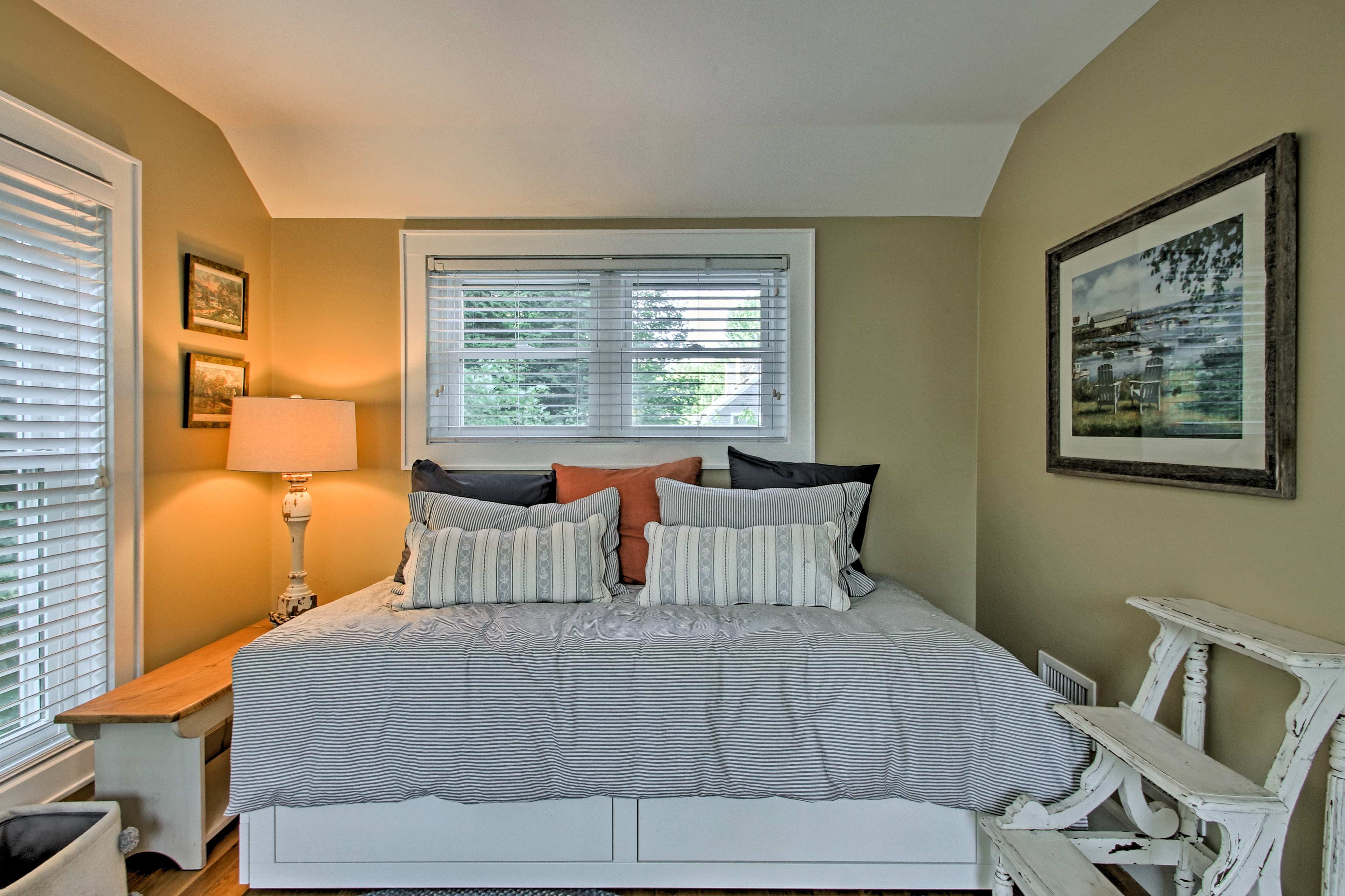 1/2 Mi to Beach: Lovely Guesthouse in Kennebunk!