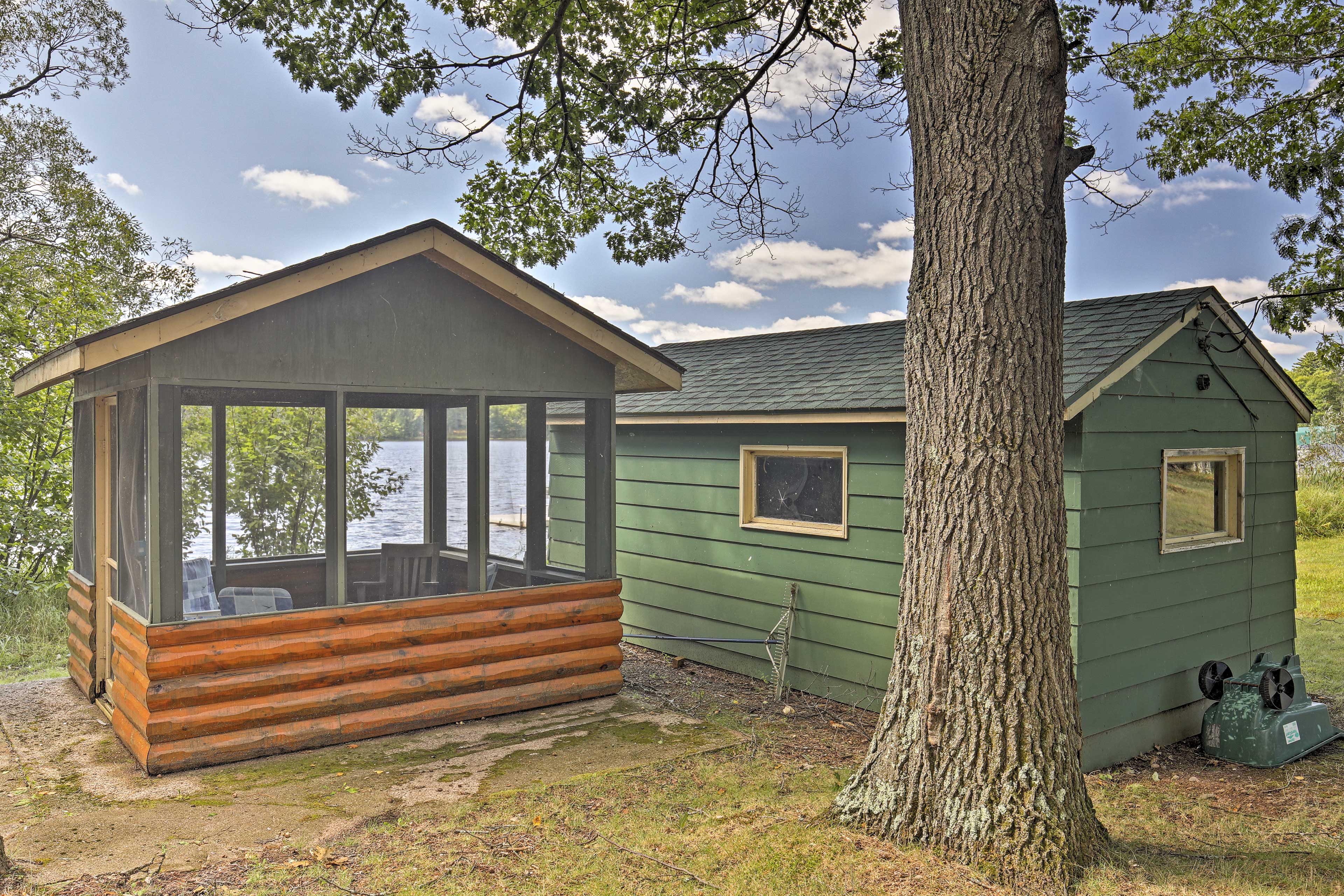 Spider Lake Cabin: Boathouse, Canoe, Deck & Sauna!